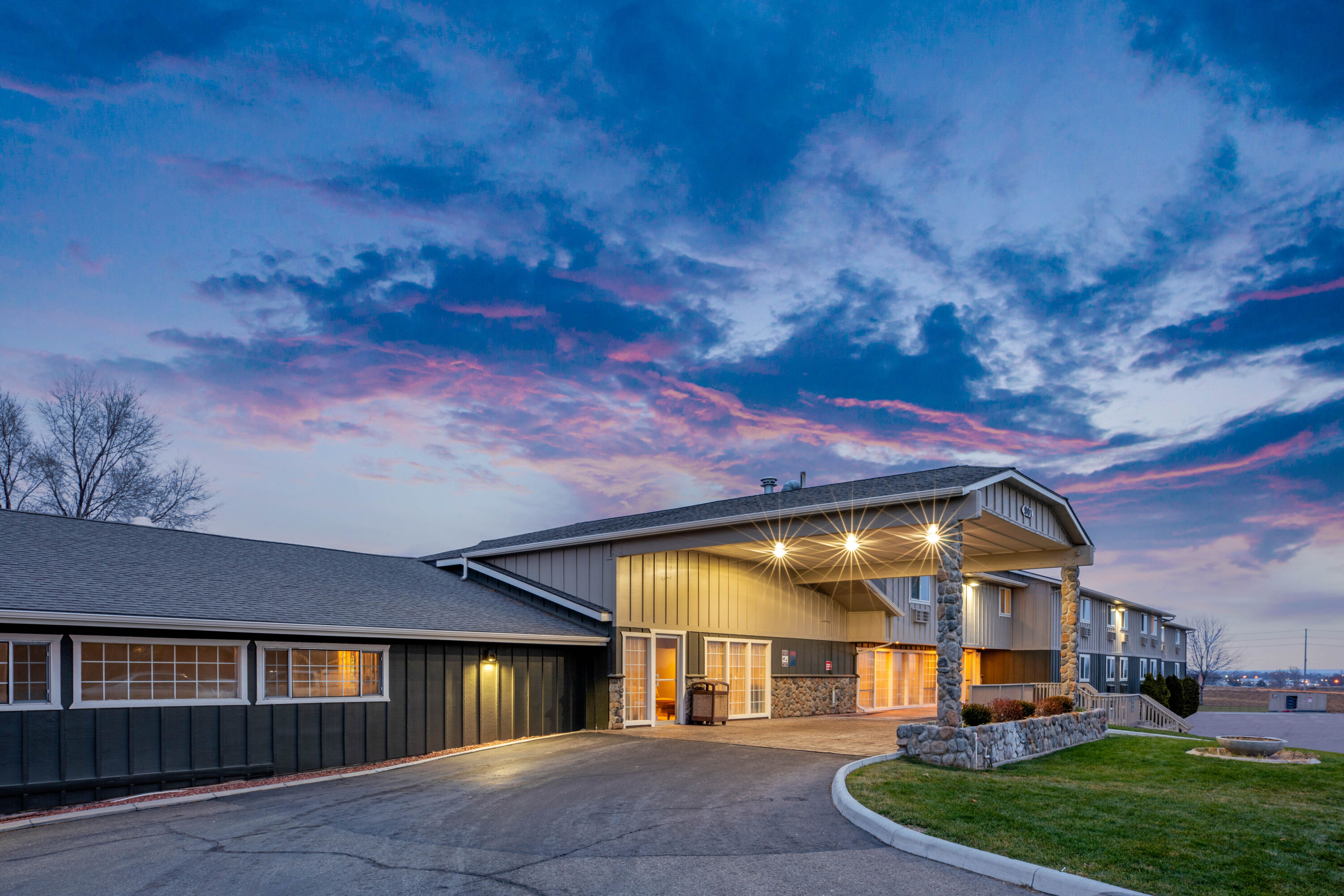 Exterior Dusk Image of La Quinta Inn by Wyndham Caldwell hotel in Caldwell, Idaho