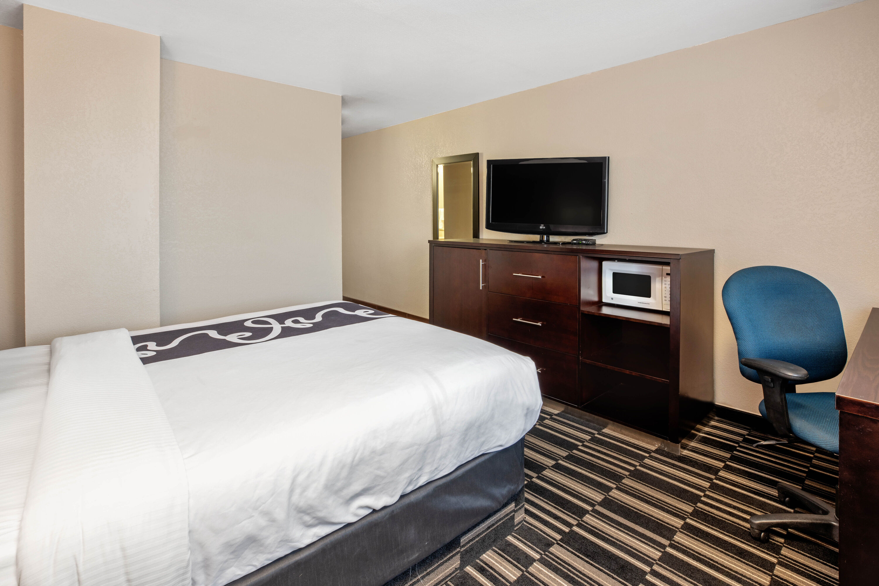 Guest room at the La Quinta Inn by Wyndham Caldwell in Caldwell, Idaho