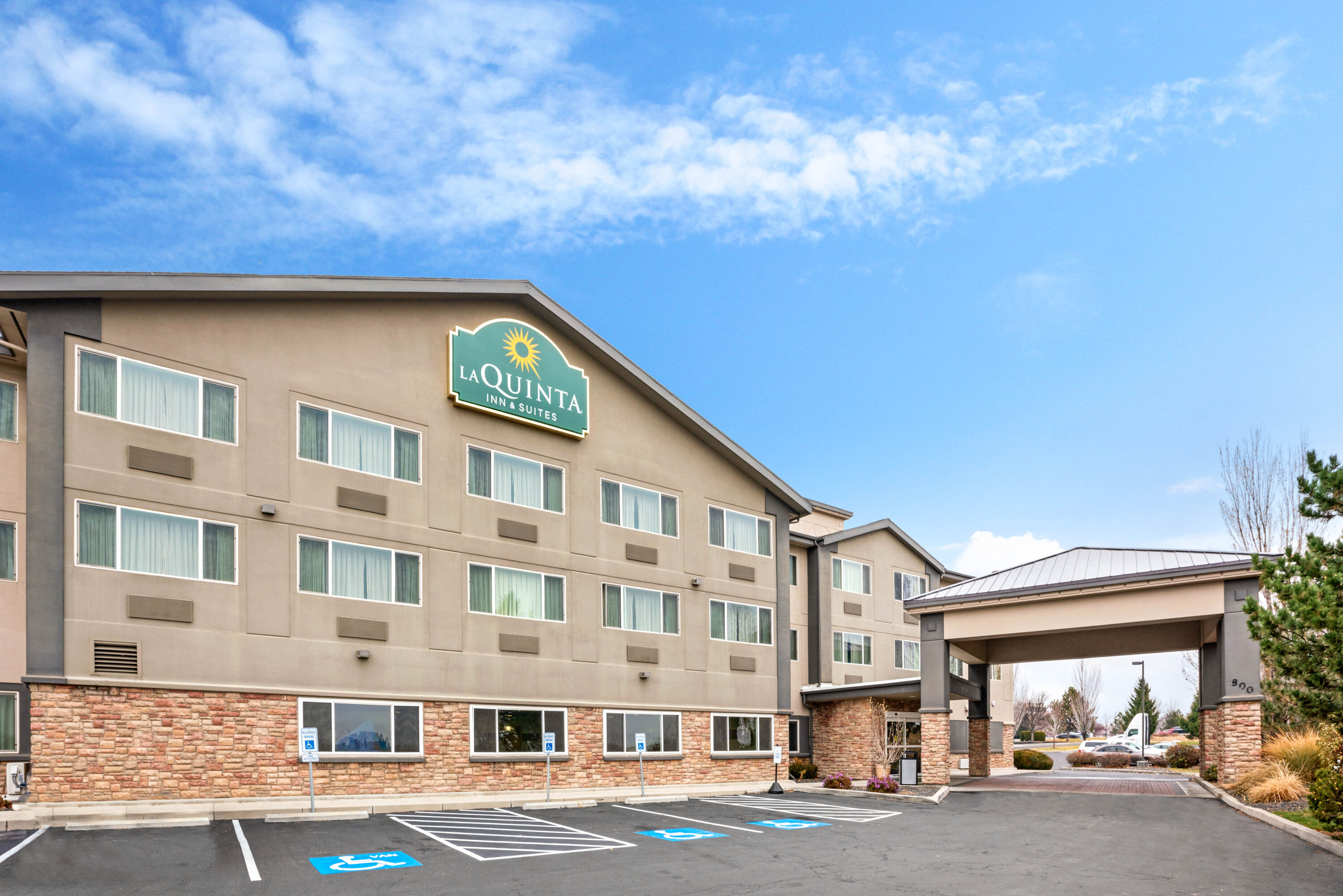 Exterior Day Image of La Quinta Inn & Suites by Wyndham Meridian / Boise West hotel in Meridian, Idaho