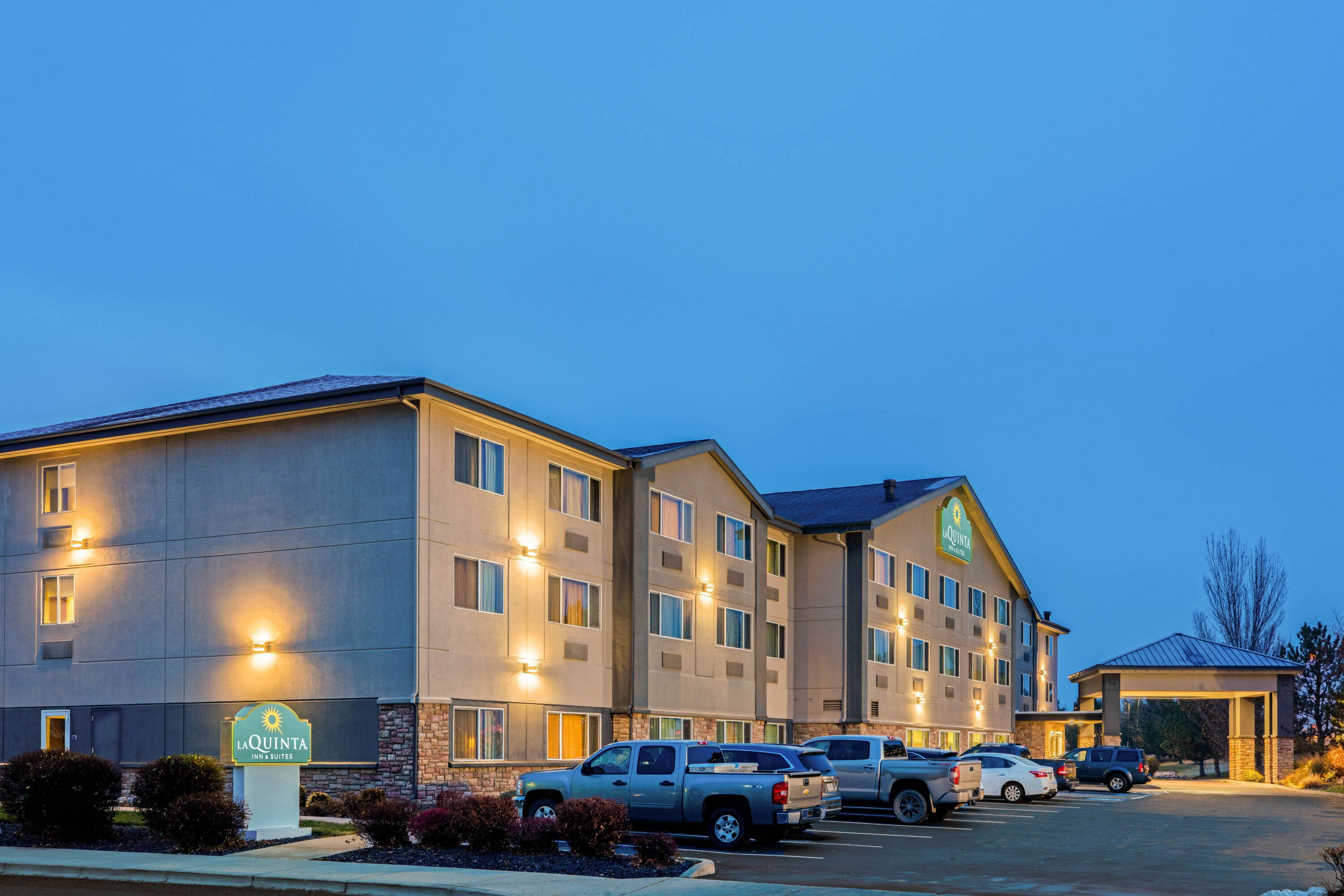 Exterior Dusk Image of La Quinta Inn & Suites by Wyndham Meridian / Boise West hotel in Meridian, Idaho