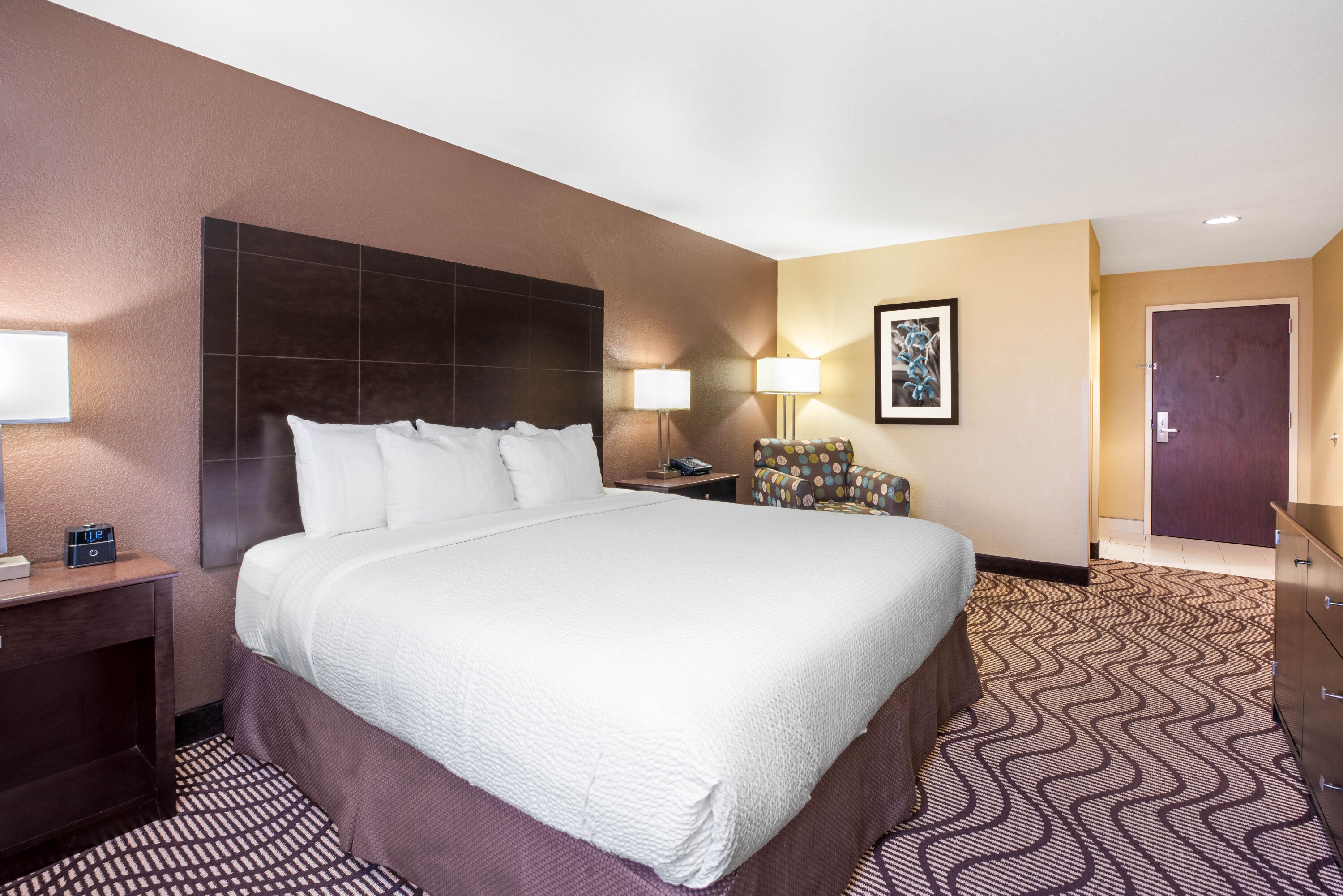 Guest room at the La Quinta Inn & Suites by Wyndham Meridian / Boise West in Meridian, Idaho