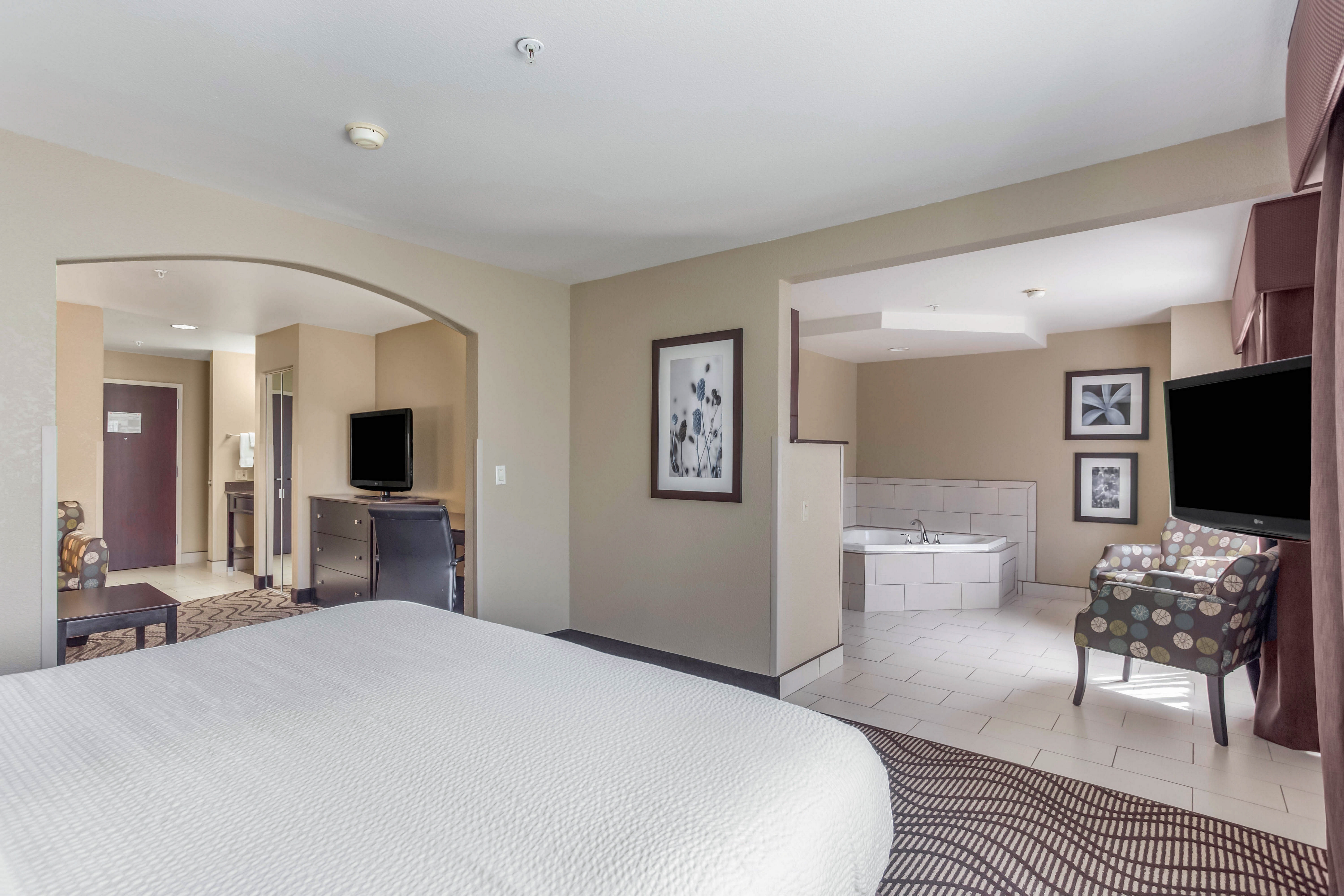 Guest room at the La Quinta Inn & Suites by Wyndham Meridian / Boise West in Meridian, Idaho