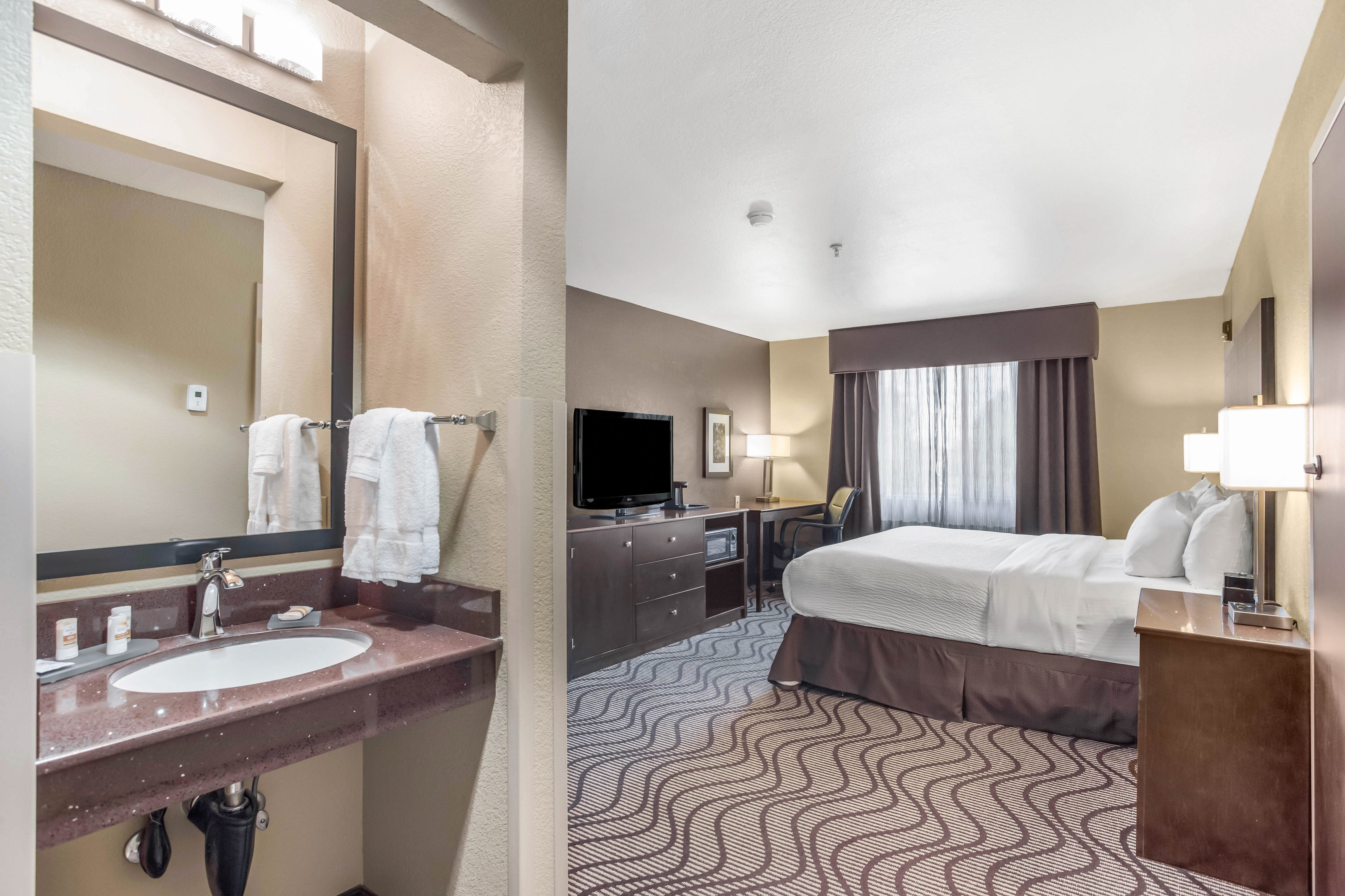 Guest room at the La Quinta Inn & Suites by Wyndham Meridian / Boise West in Meridian, Idaho