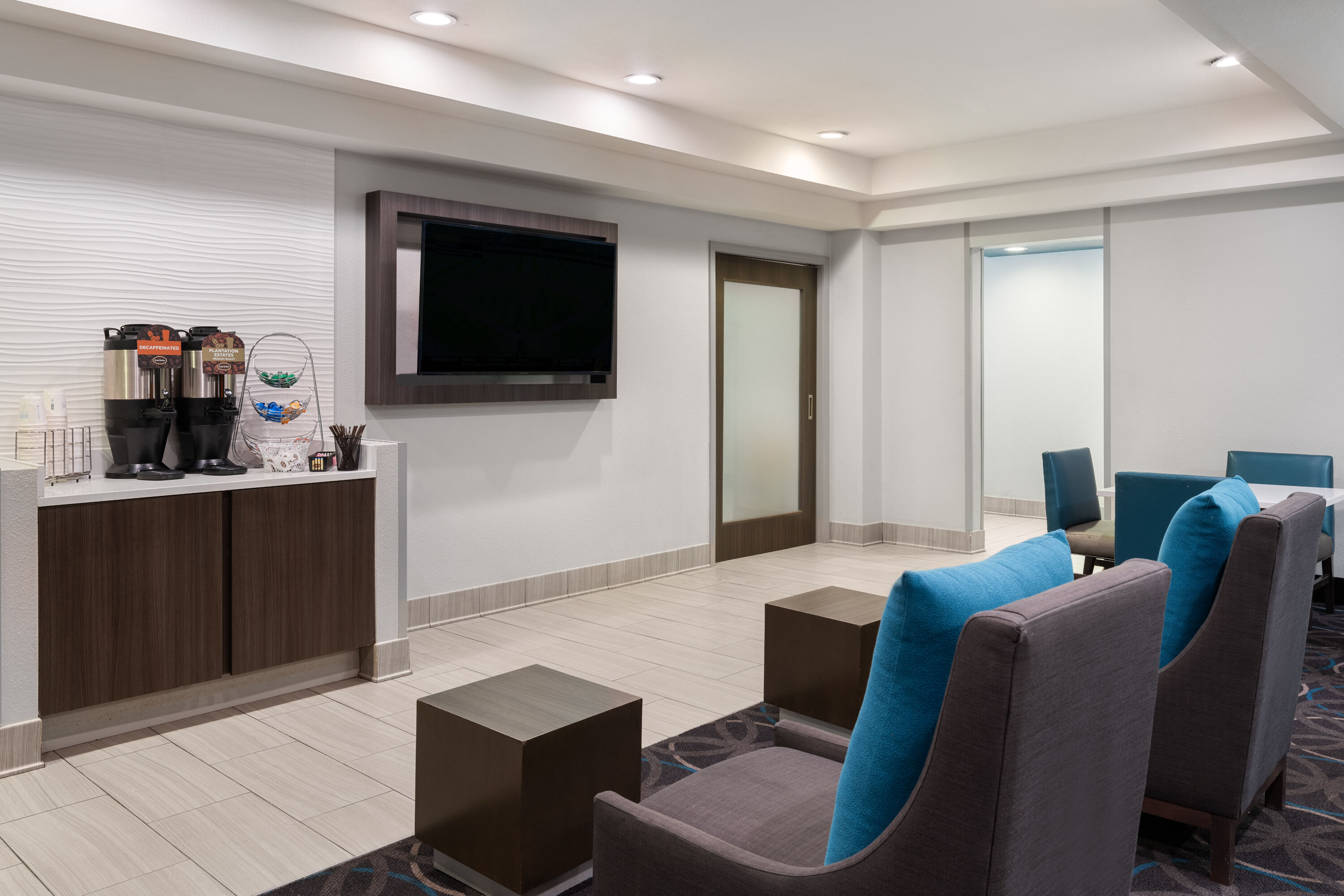 La Quinta Inn & Suites by Wyndham Pocatello restaurant breakfast area with seating in Pocatello, Idaho