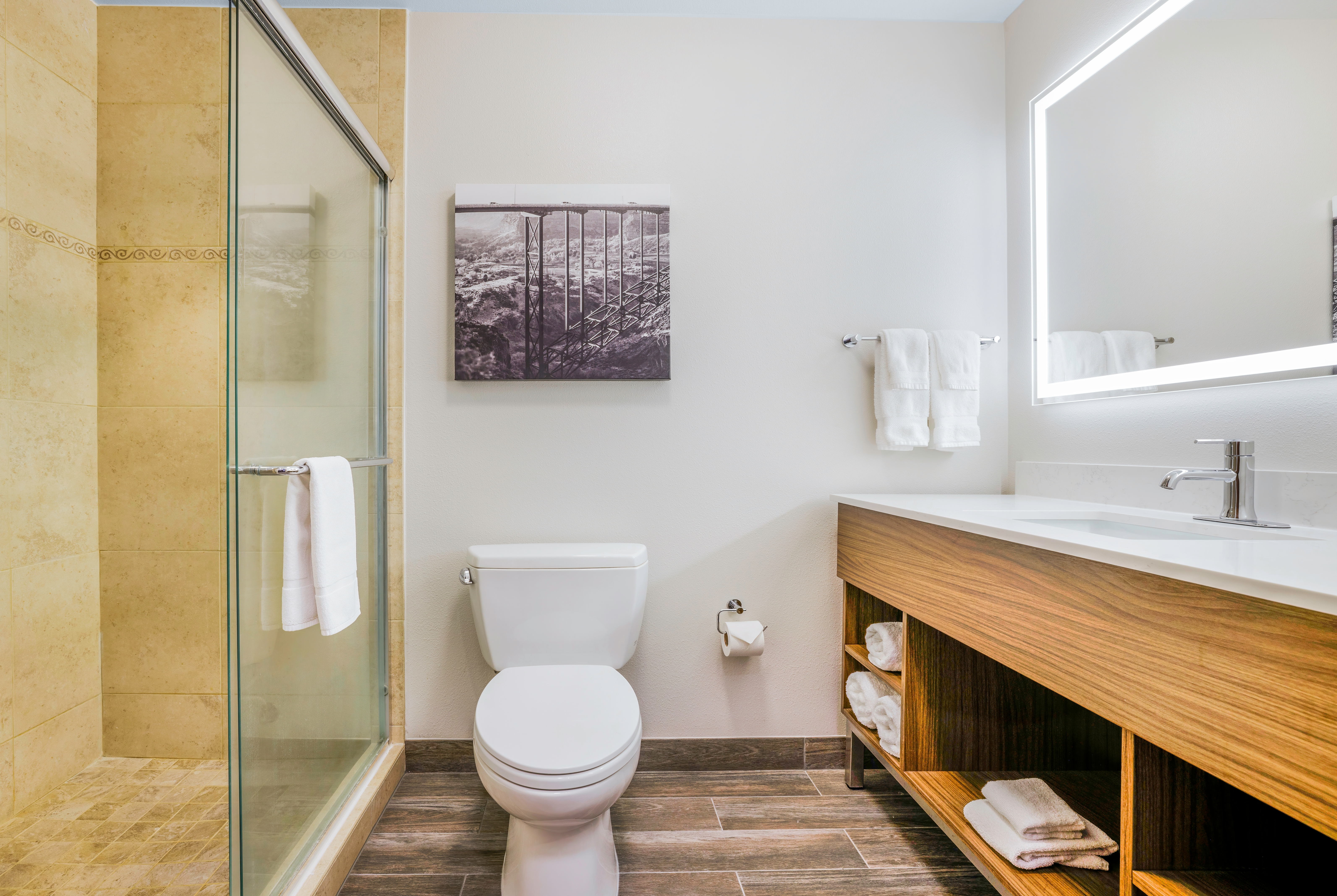 Guest room bath at the La Quinta Inn & Suites by Wyndham Twin Falls in Twin Falls, Idaho