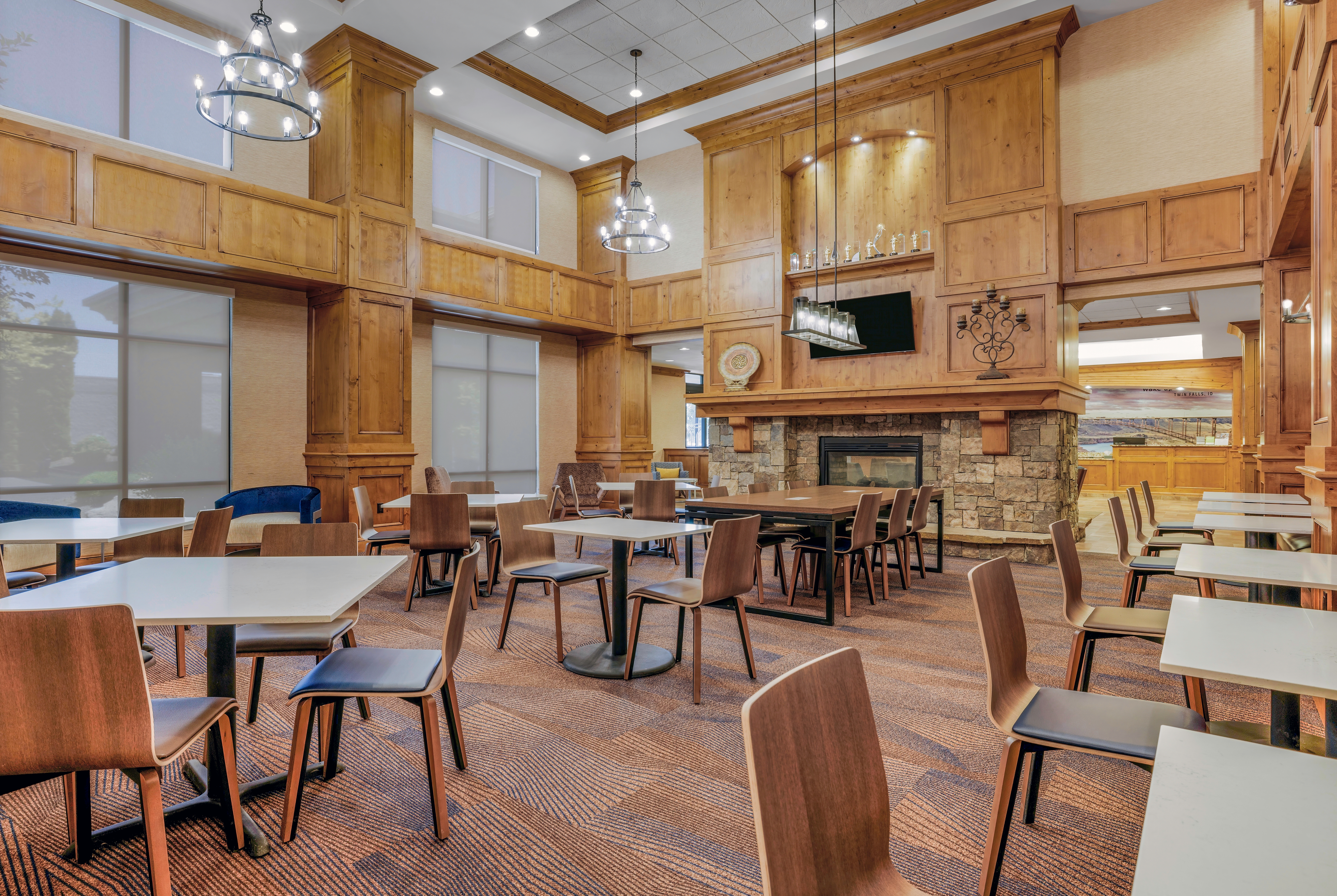 La Quinta Inn & Suites by Wyndham Twin Falls restaurant breakfast area with seating in Twin Falls, Idaho