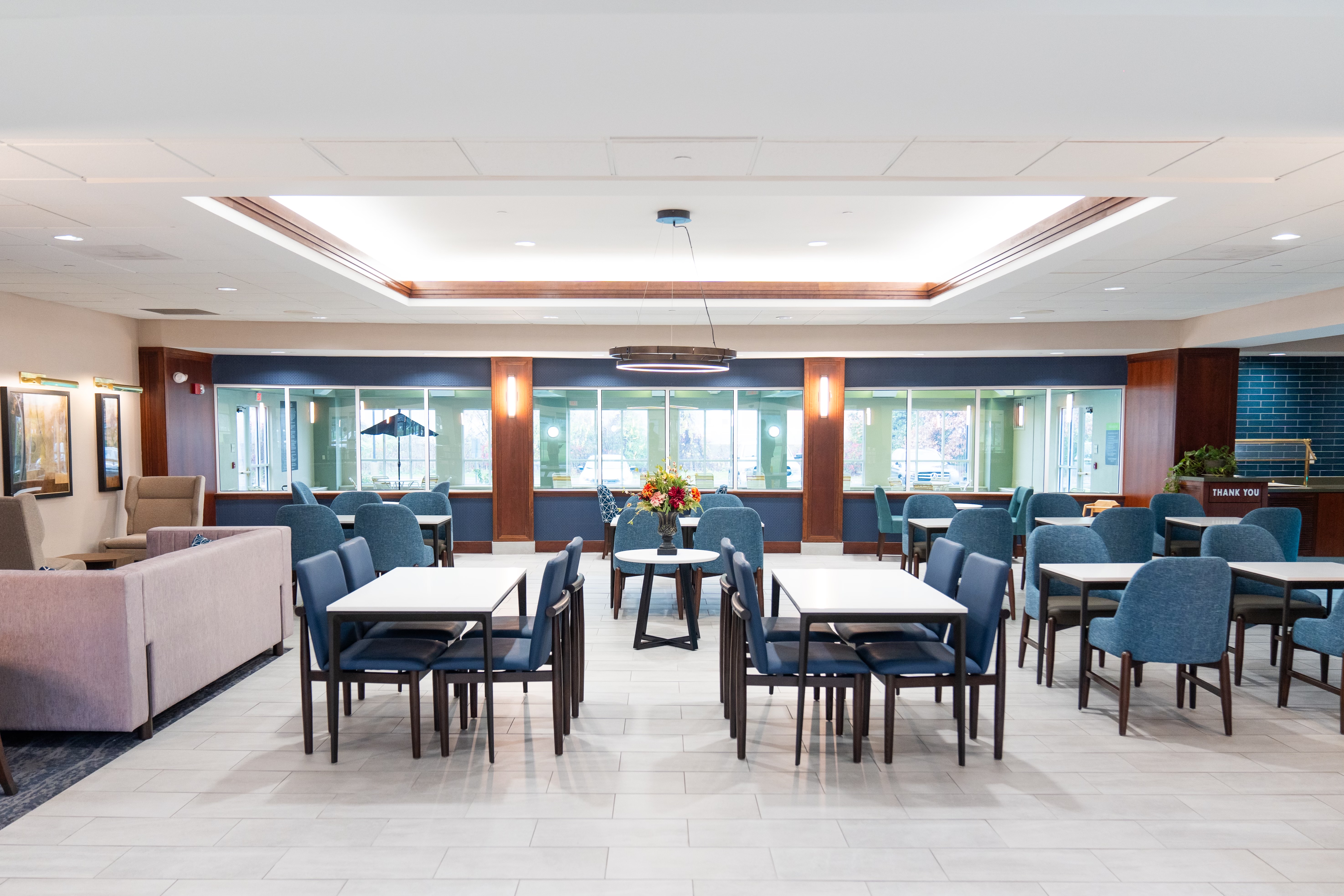 La Quinta Inn & Suites by Wyndham Bannockburn-Deerfield restaurant breakfast area with seating in Bannockburn, Illinois