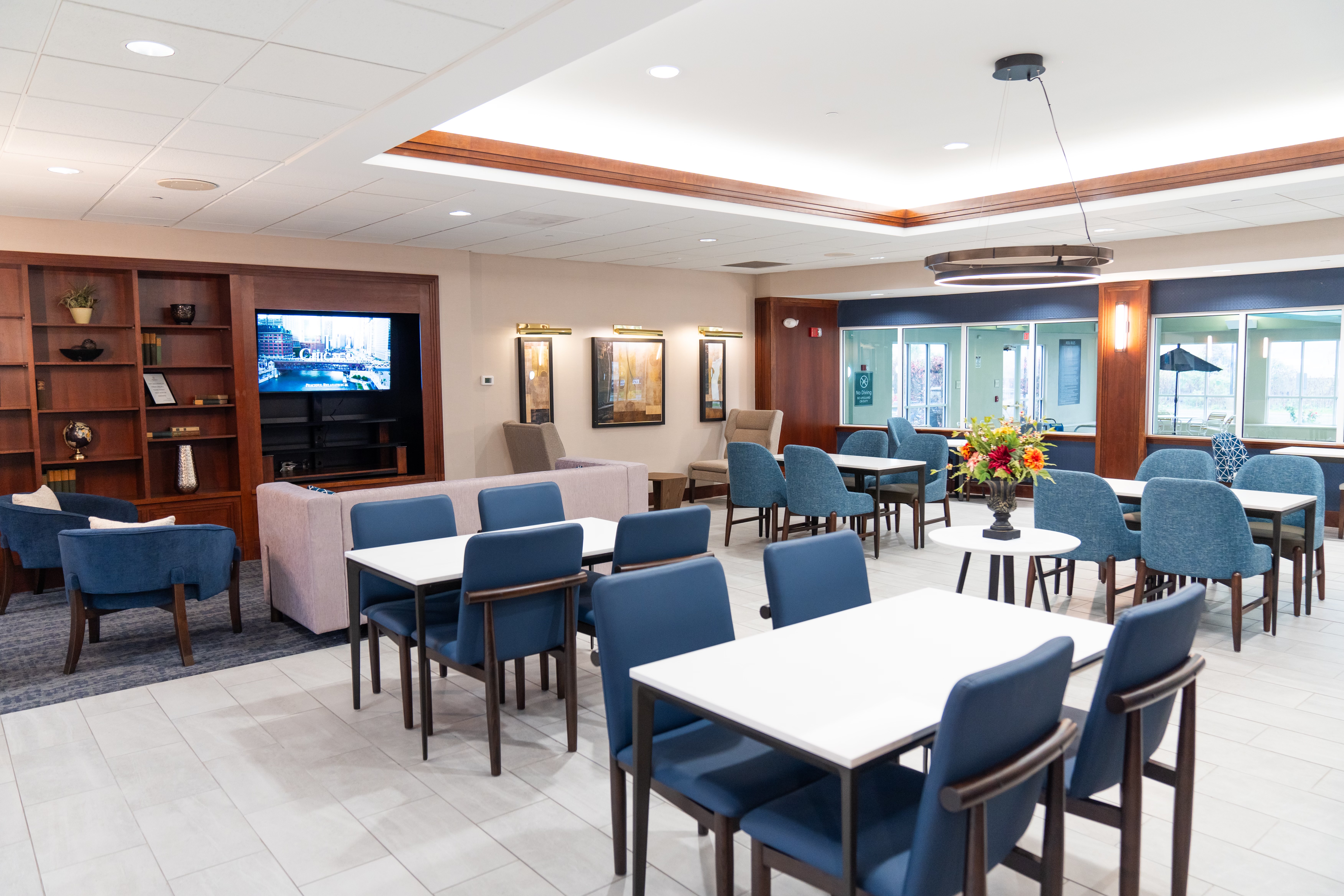 La Quinta Inn & Suites by Wyndham Bannockburn-Deerfield restaurant breakfast area with seating in Bannockburn, Illinois
