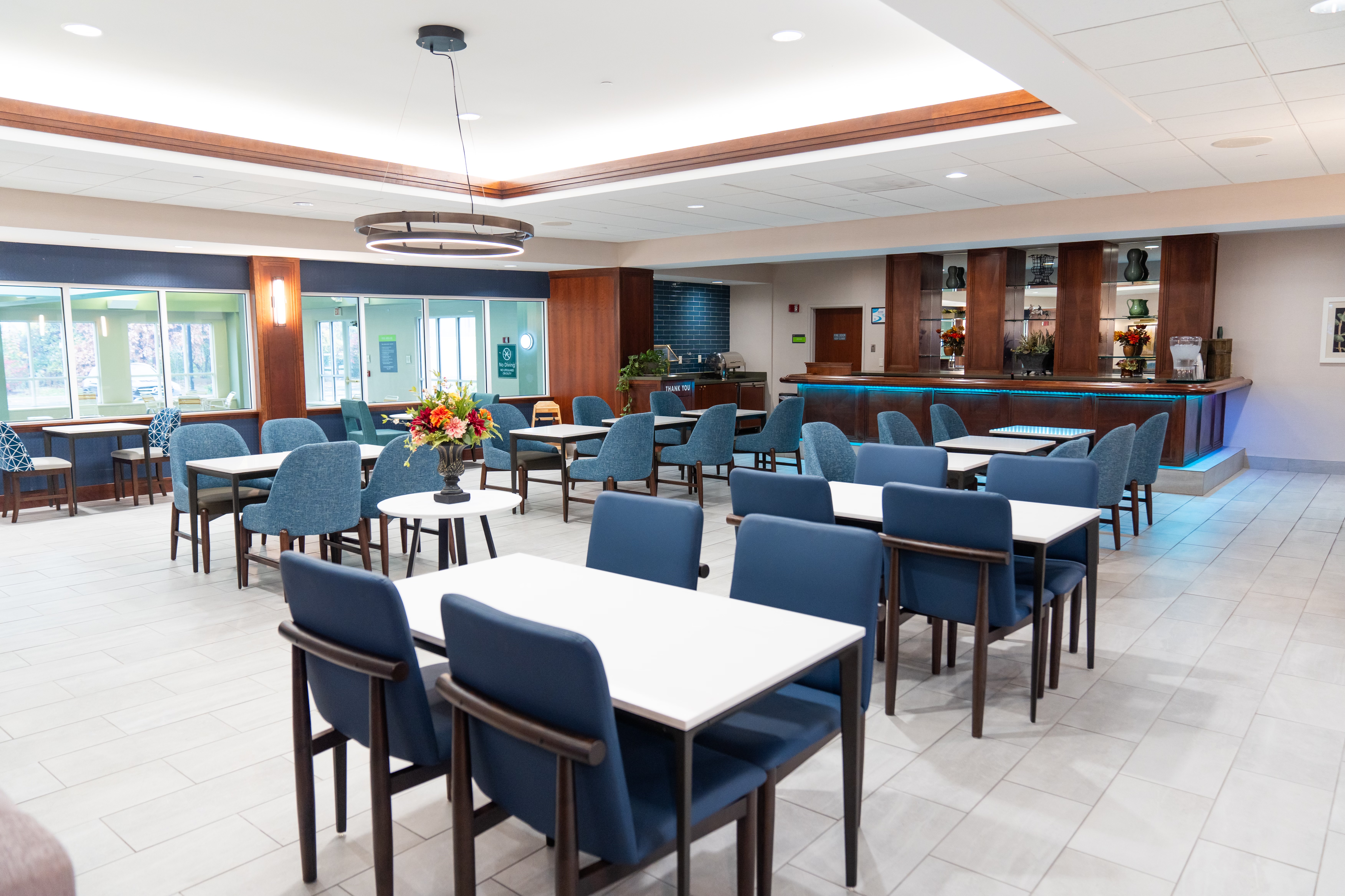 La Quinta Inn & Suites by Wyndham Bannockburn-Deerfield restaurant breakfast area with seating in Bannockburn, Illinois