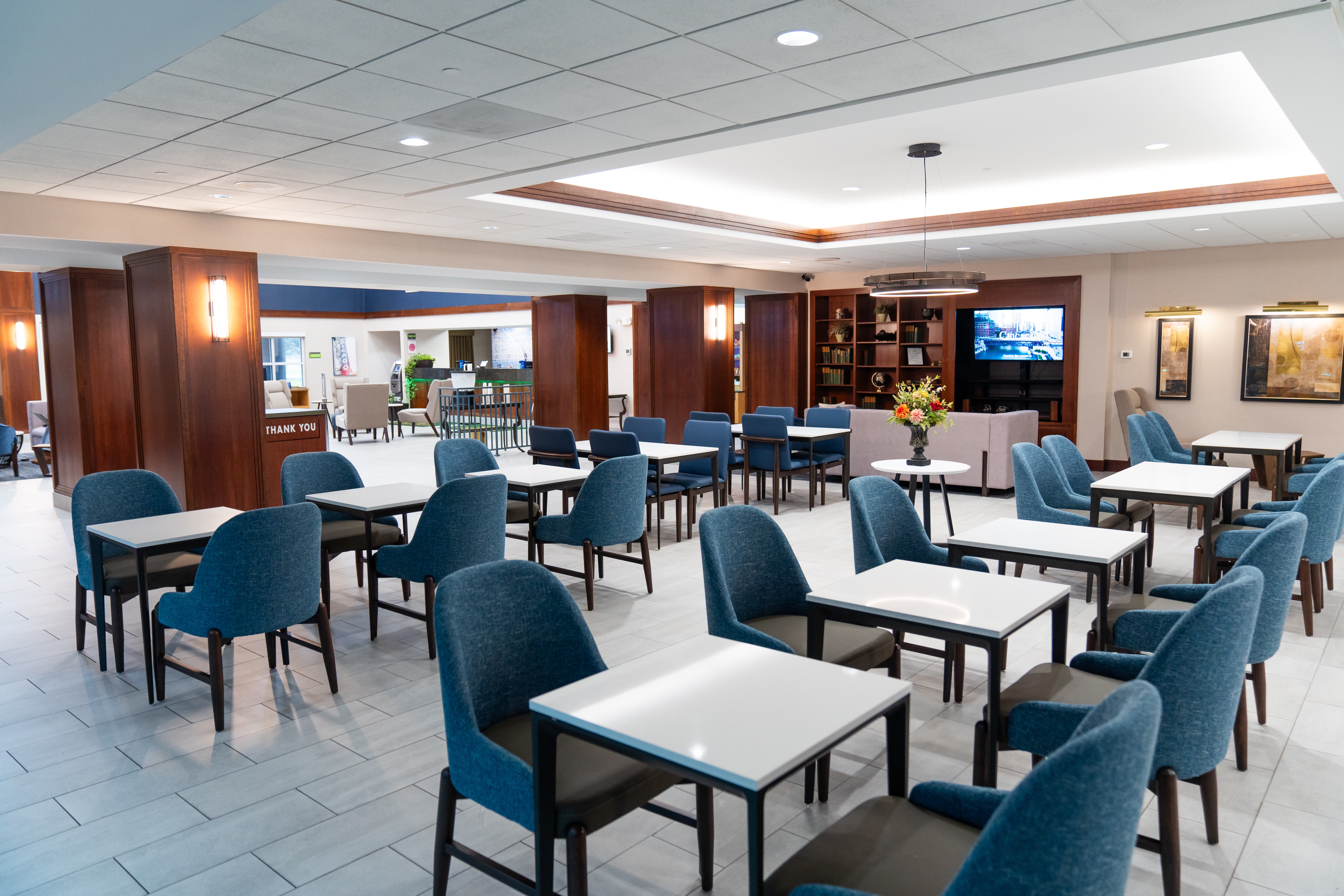 La Quinta Inn & Suites by Wyndham Bannockburn-Deerfield restaurant breakfast area with seating in Bannockburn, Illinois