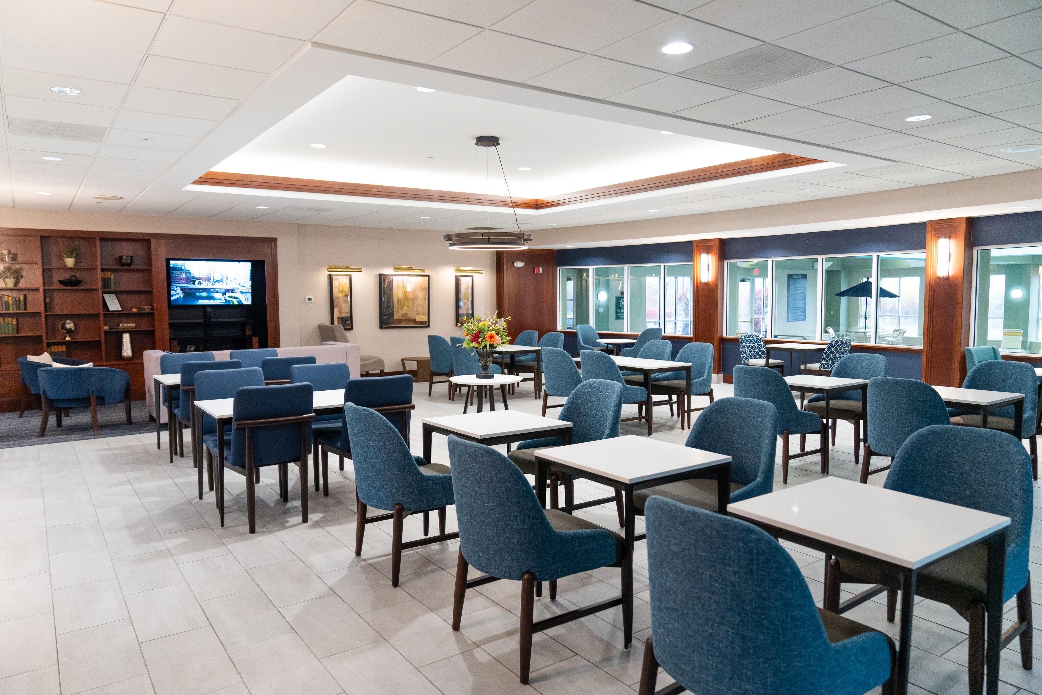 La Quinta Inn & Suites by Wyndham Bannockburn-Deerfield restaurant breakfast area with seating in Bannockburn, Illinois