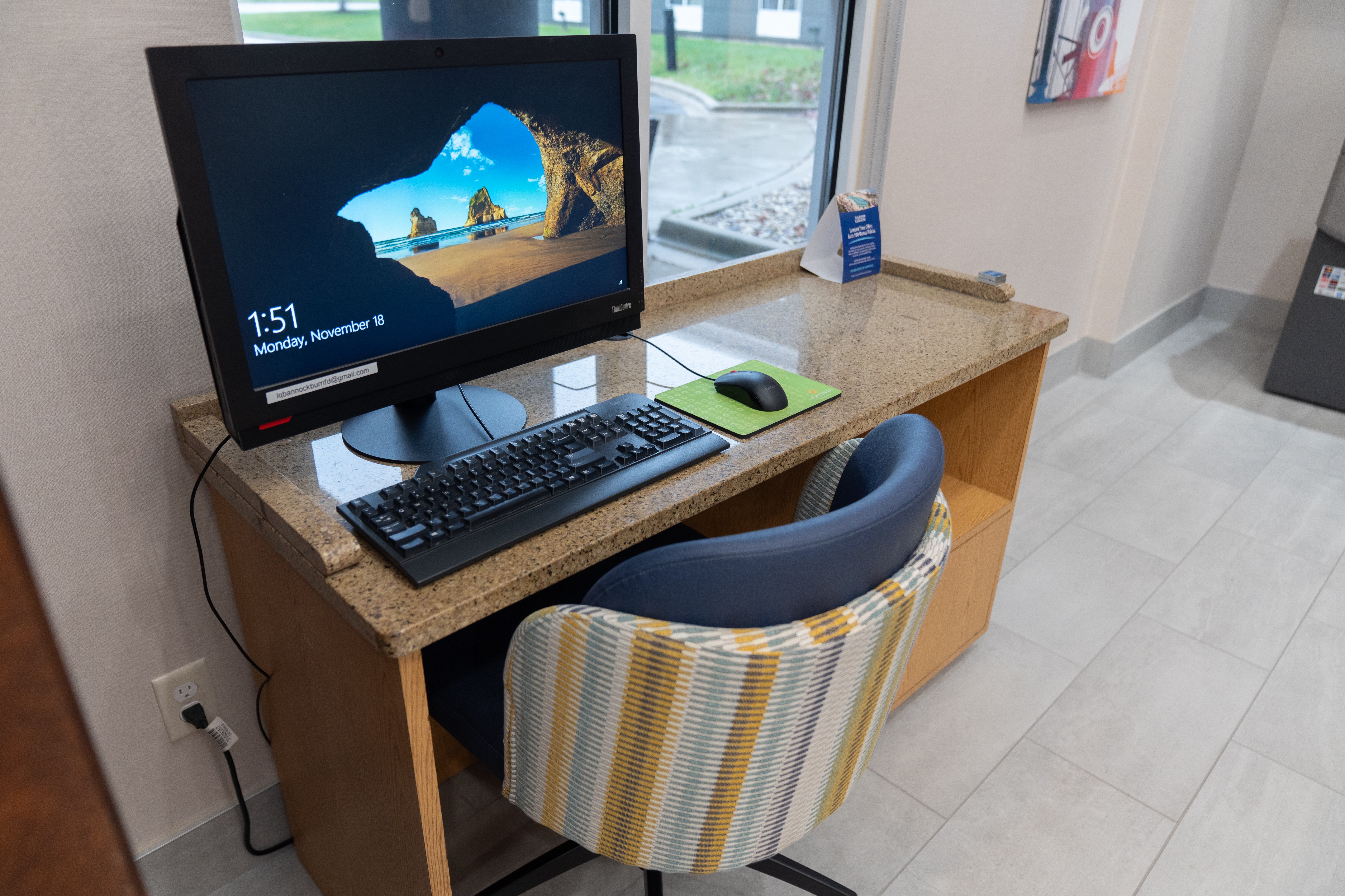 La Quinta Inn & Suites by Wyndham Bannockburn-Deerfield business center feature in Bannockburn, Illinois