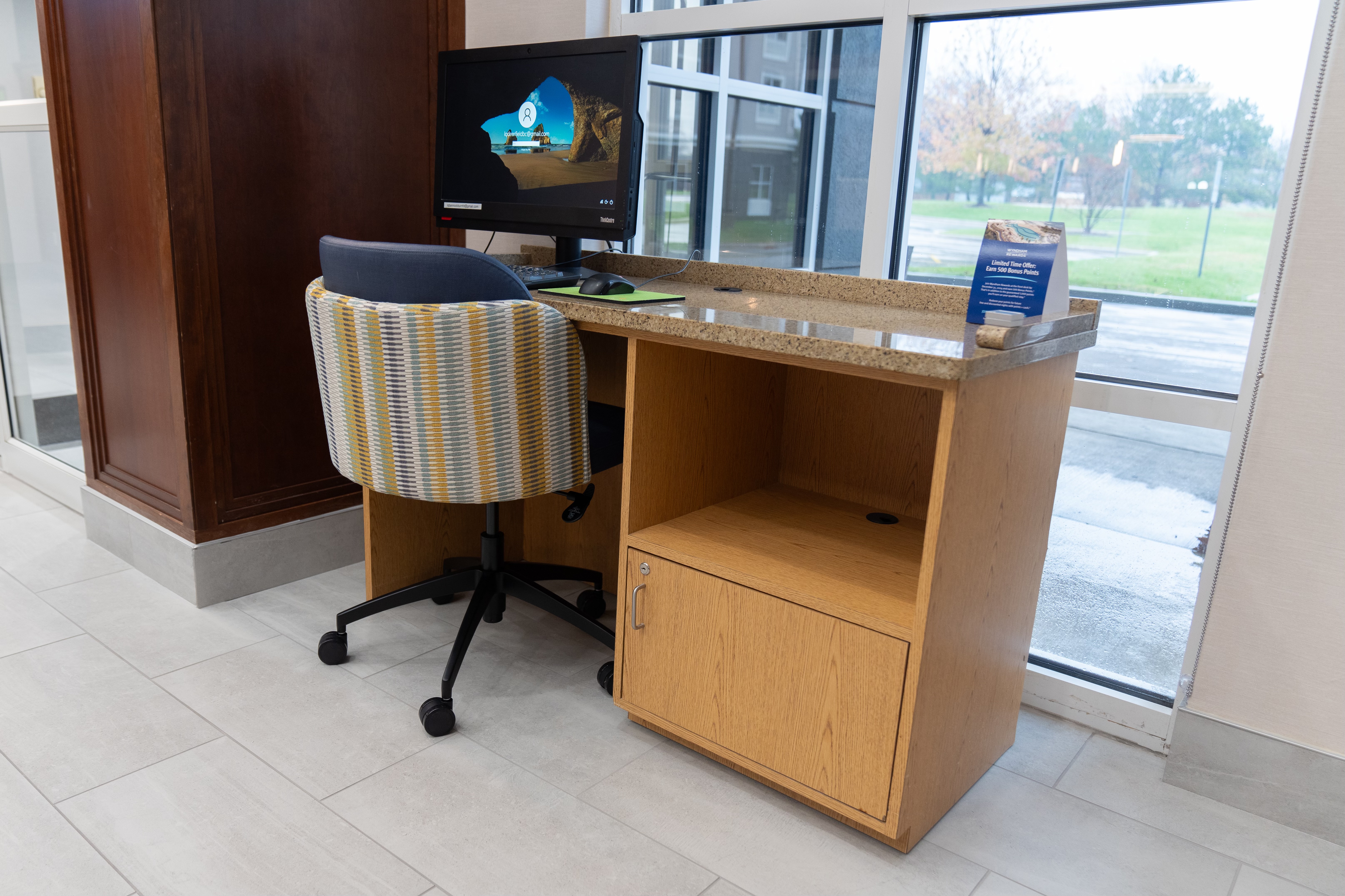 La Quinta Inn & Suites by Wyndham Bannockburn-Deerfield business center feature in Bannockburn, Illinois