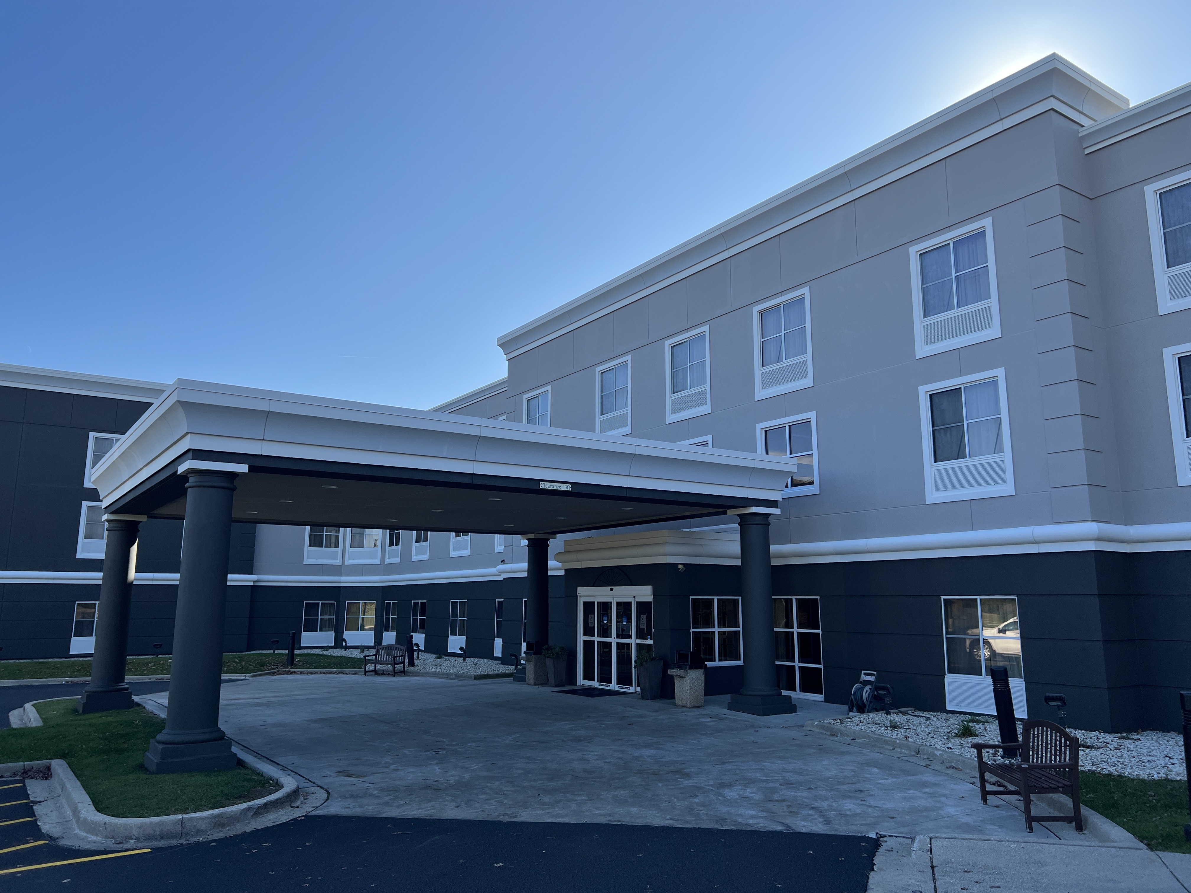 Exterior of La Quinta Inn & Suites by Wyndham Bannockburn-Deerfield hotel in Bannockburn, Illinois
