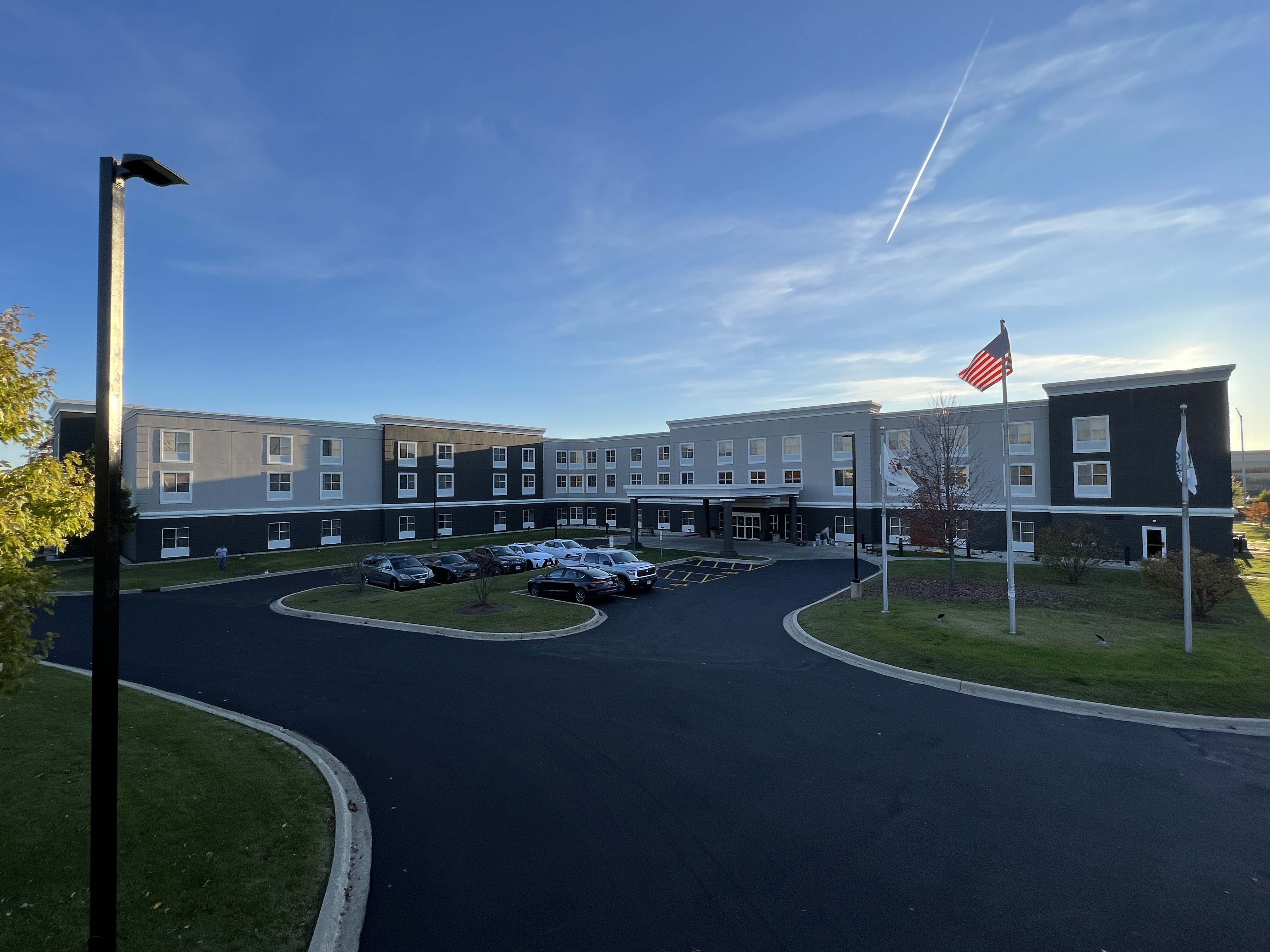 Exterior of La Quinta Inn & Suites by Wyndham Bannockburn-Deerfield hotel in Bannockburn, Illinois