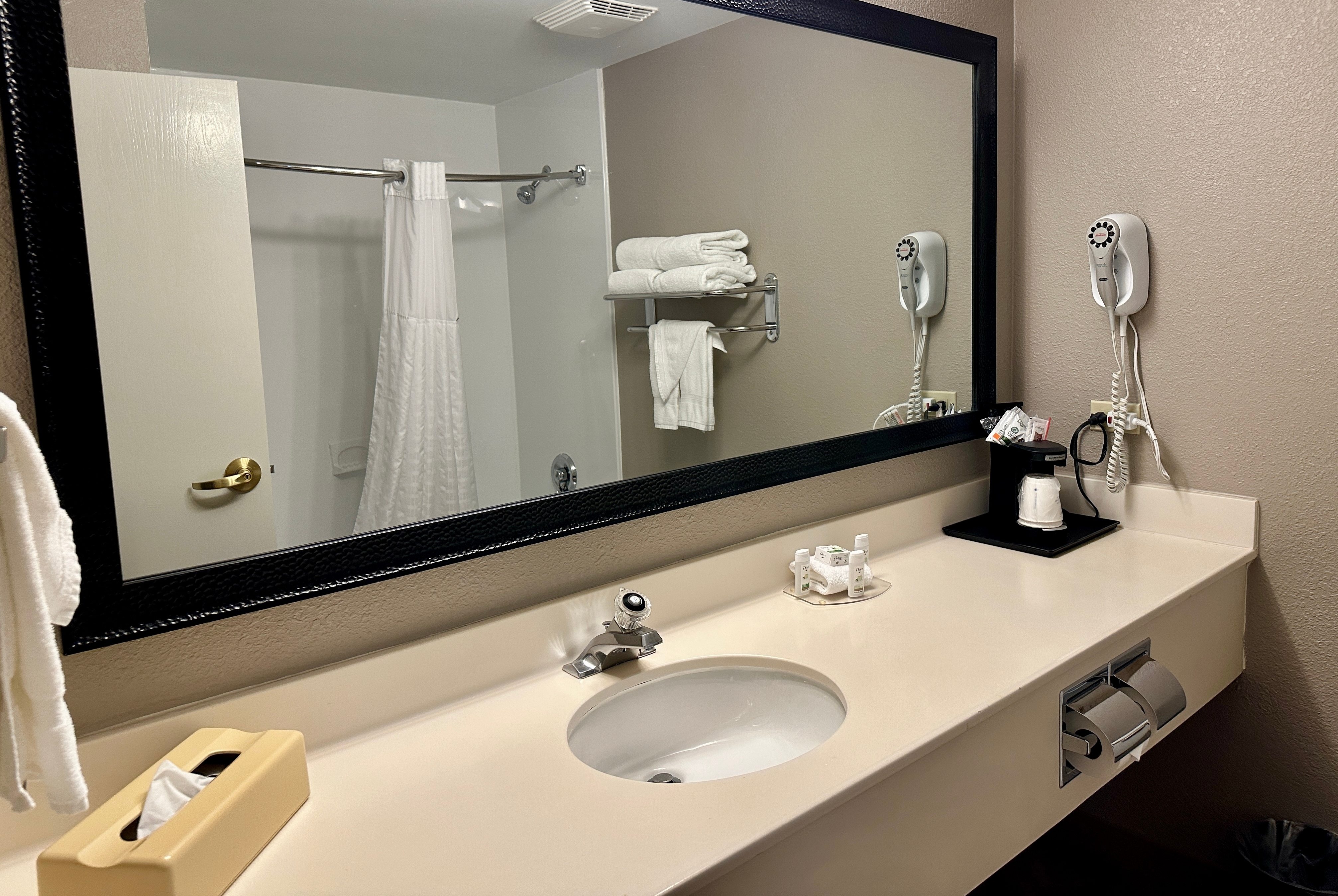 Guest room at the La Quinta Inn & Suites by Wyndham Bannockburn-Deerfield in Bannockburn, Illinois