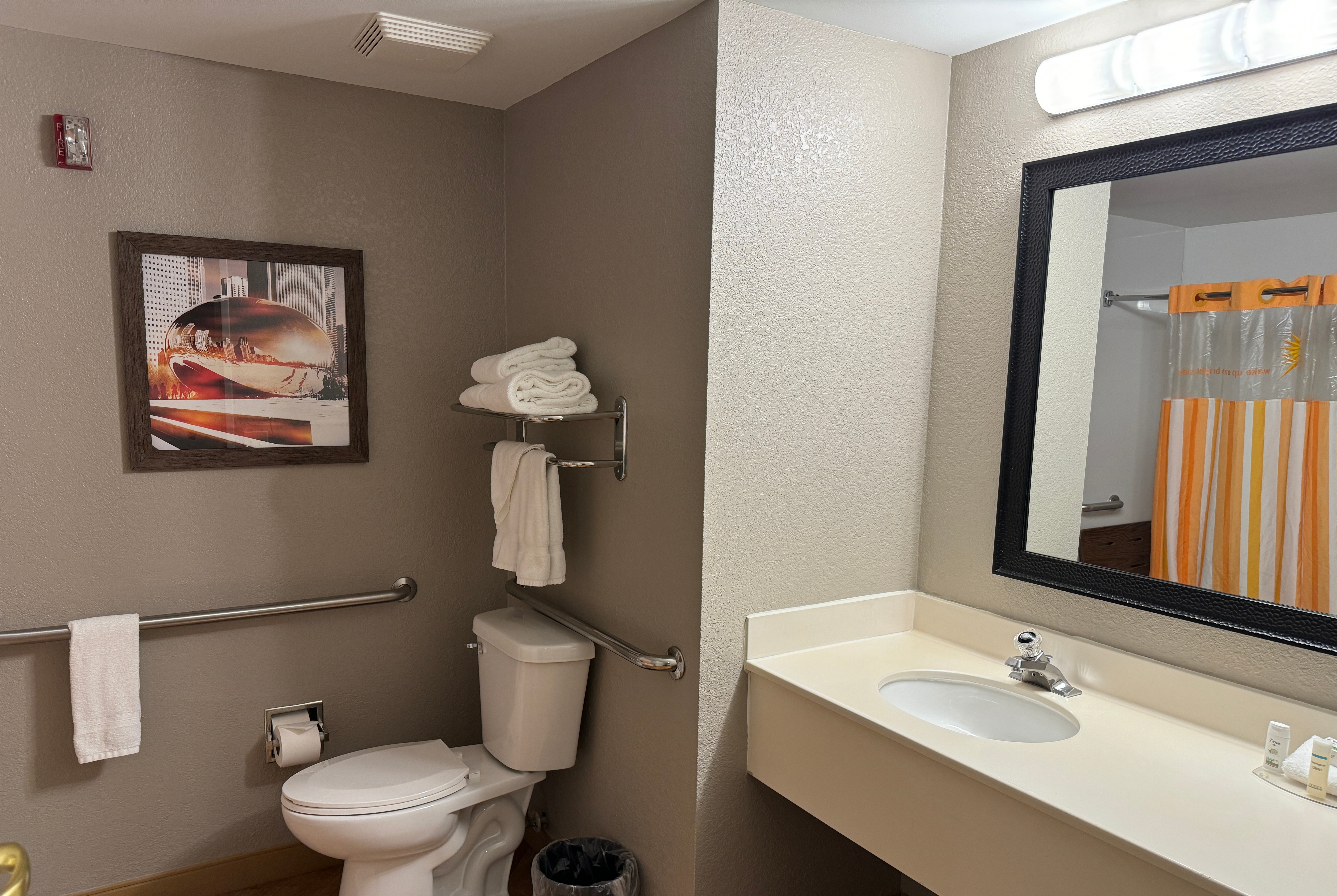 Guest room bath at the La Quinta Inn & Suites by Wyndham Bannockburn-Deerfield in Bannockburn, Illinois