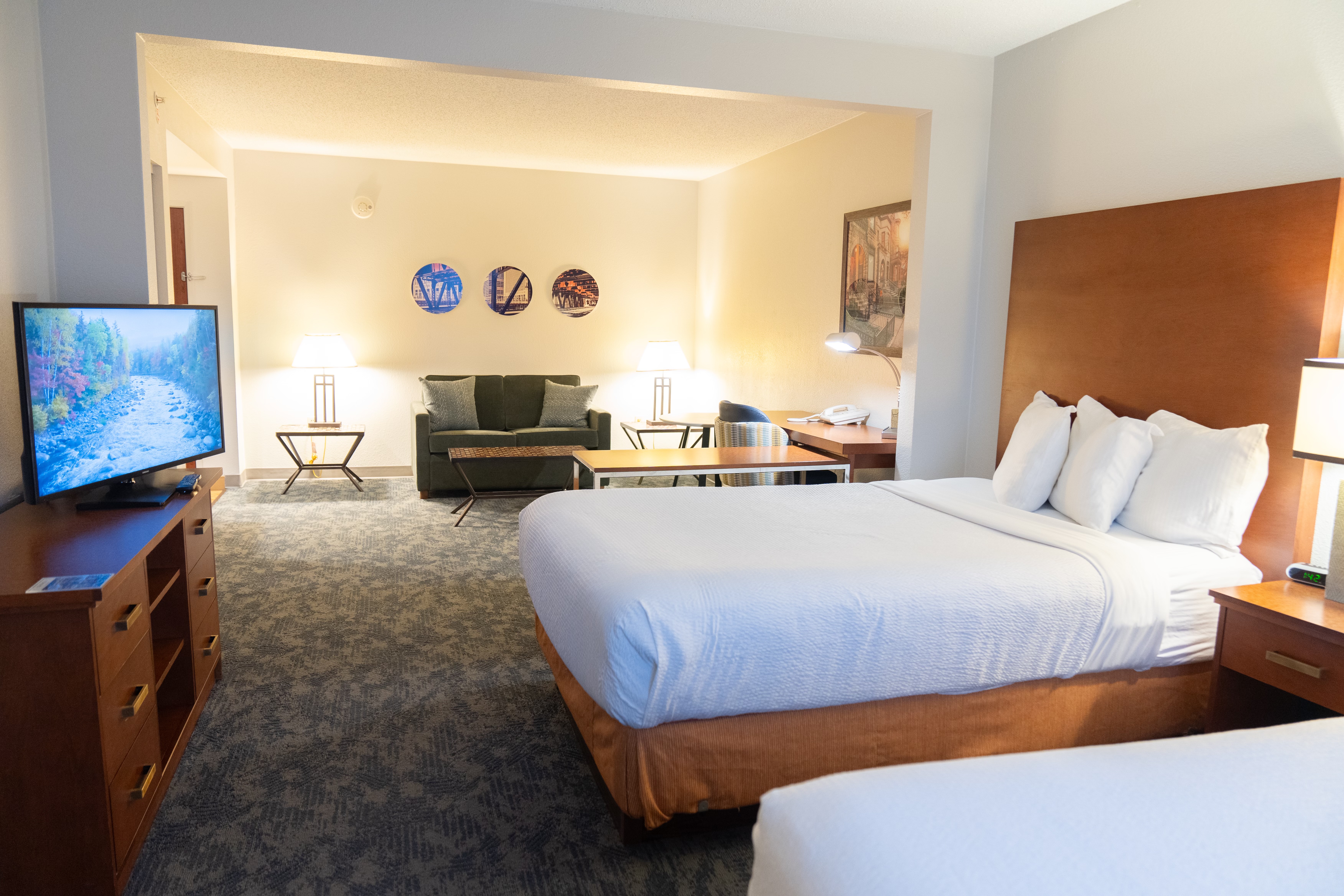 Guest room at the La Quinta Inn & Suites by Wyndham Bannockburn-Deerfield in Bannockburn, Illinois