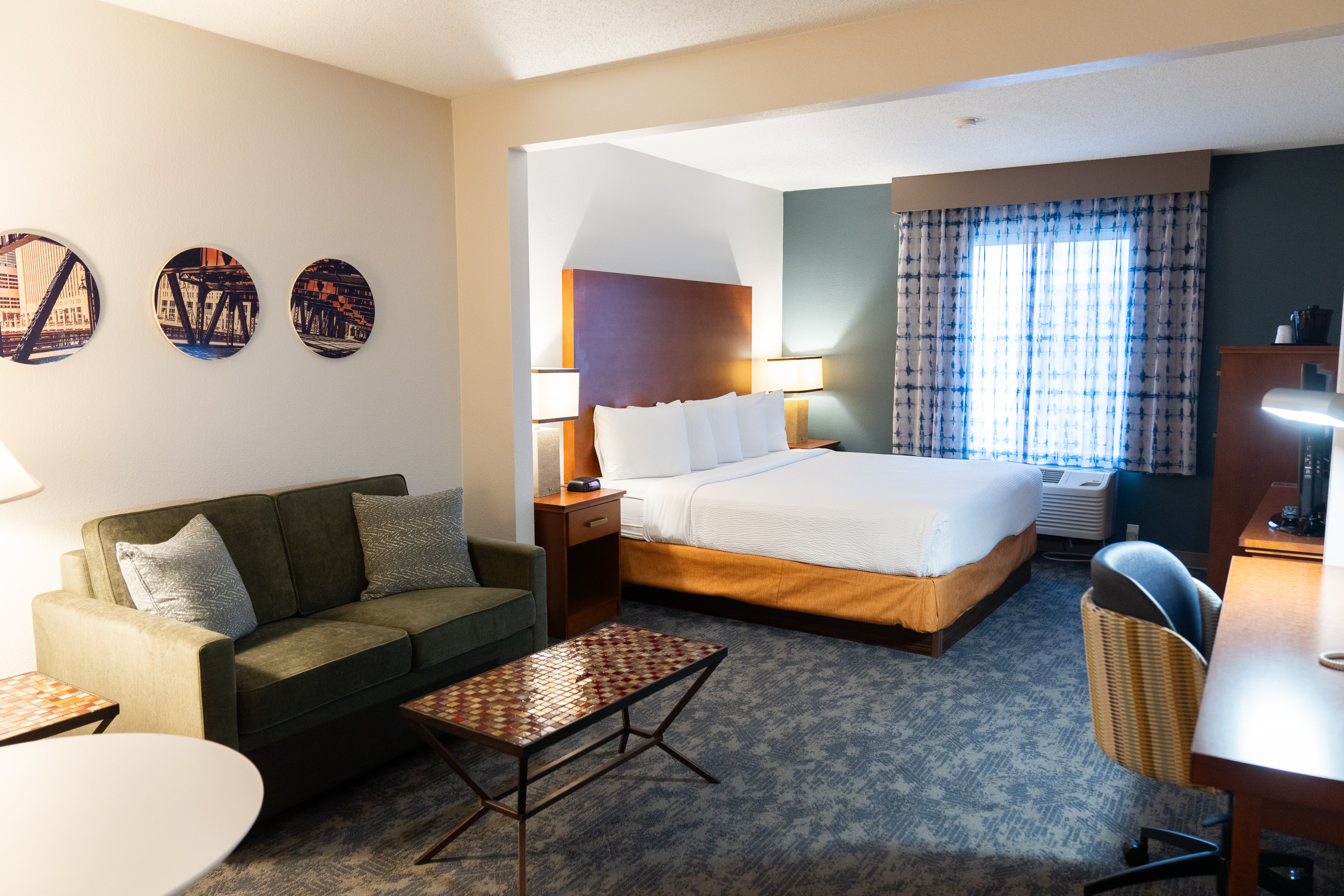 Guest room at the La Quinta Inn & Suites by Wyndham Bannockburn-Deerfield in Bannockburn, Illinois