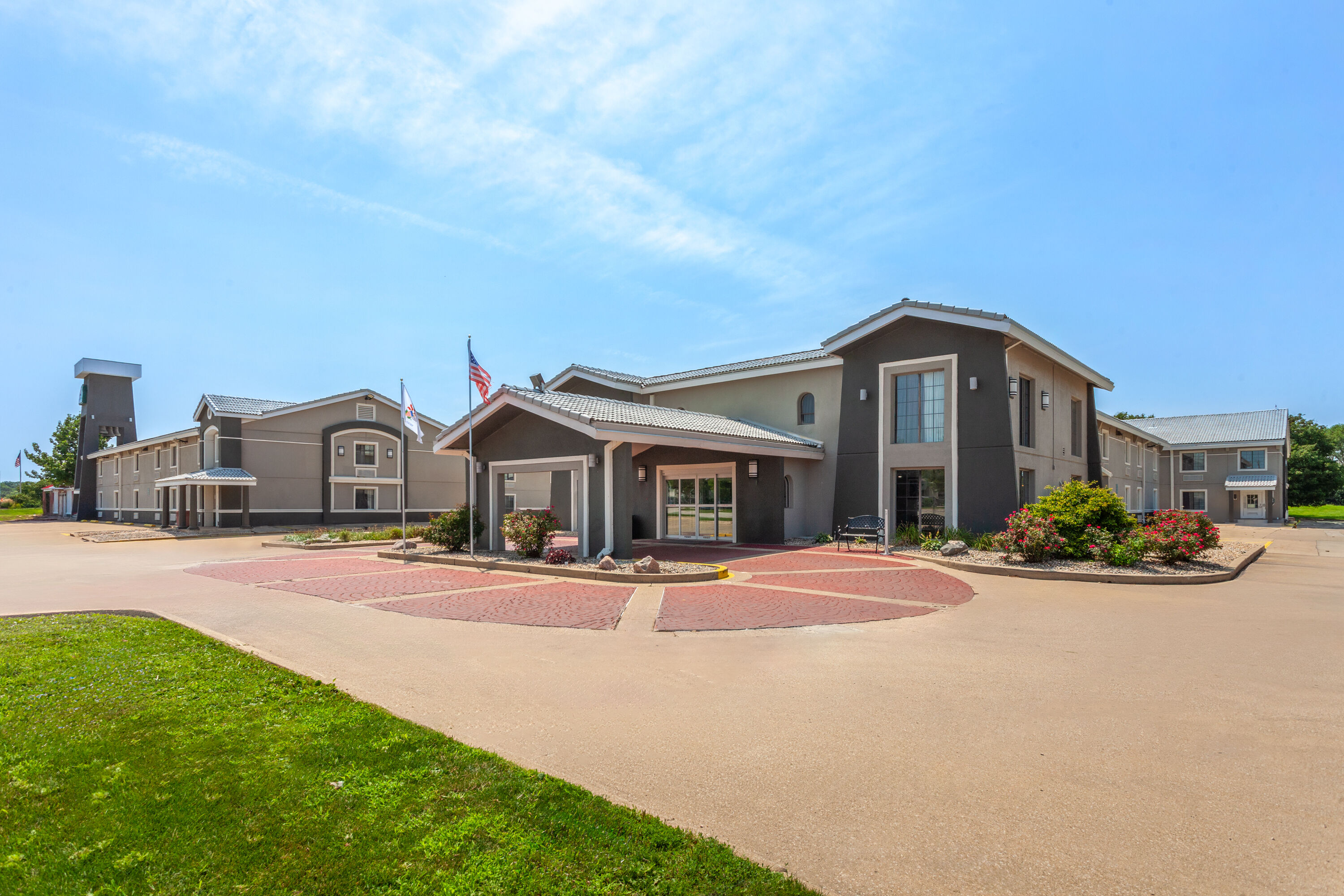 Exterior Day Image of La Quinta Inn by Wyndham Champaign hotel in Champaign, Illinois