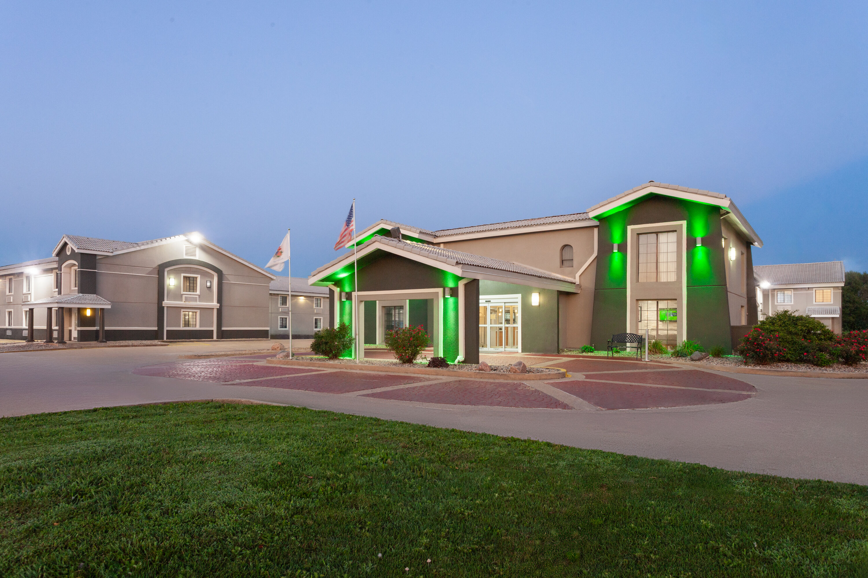 Exterior Dusk Image of La Quinta Inn by Wyndham Champaign hotel in Champaign, Illinois