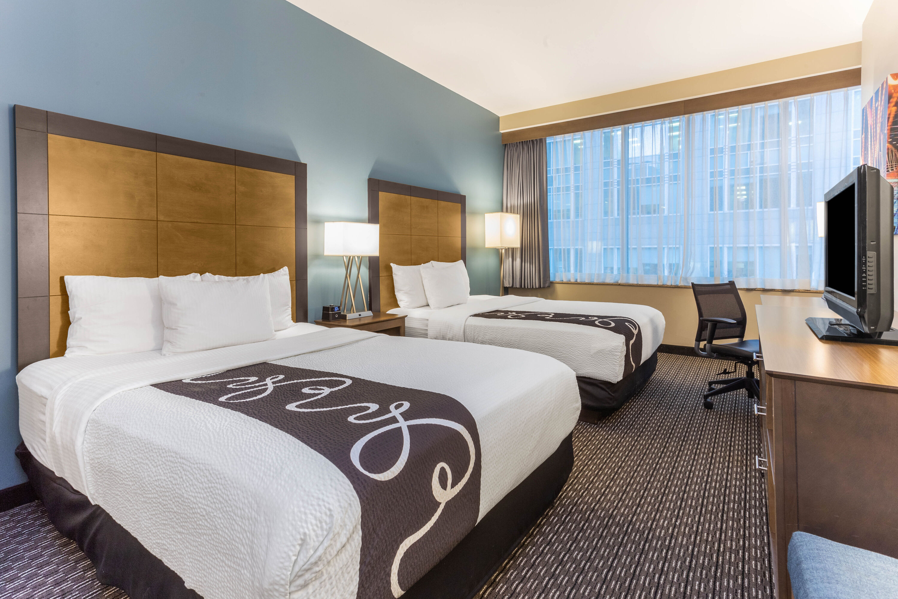 La Quinta Inn & Suites by Wyndham Chicago Downtown Room Near Skydeck Chicago