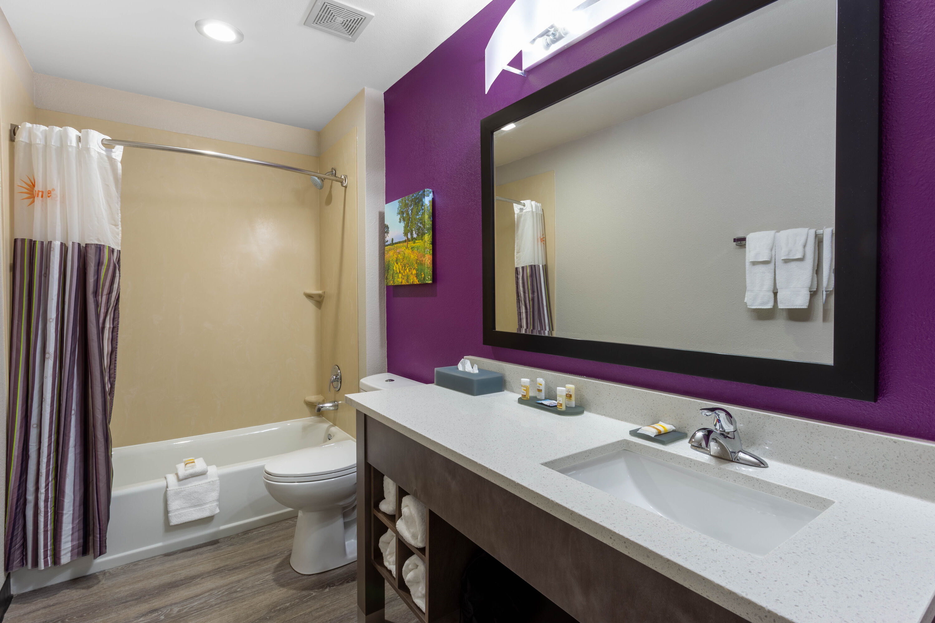 Guest room bath at the La Quinta Inn & Suites by Wyndham Effingham in Effingham, Illinois
