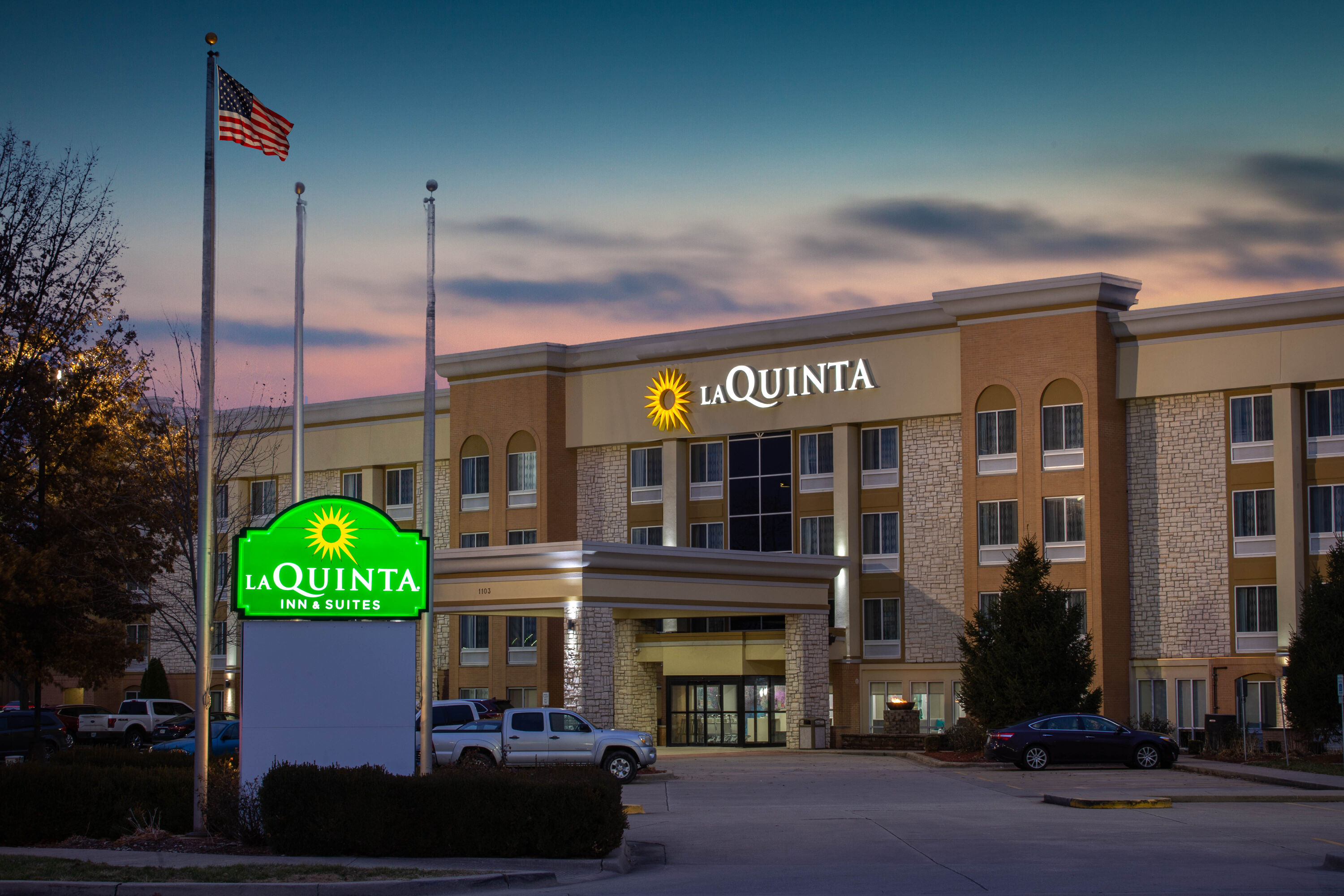 Exterior Dusk Image of La Quinta Inn & Suites by Wyndham Effingham hotel in Effingham, Illinois