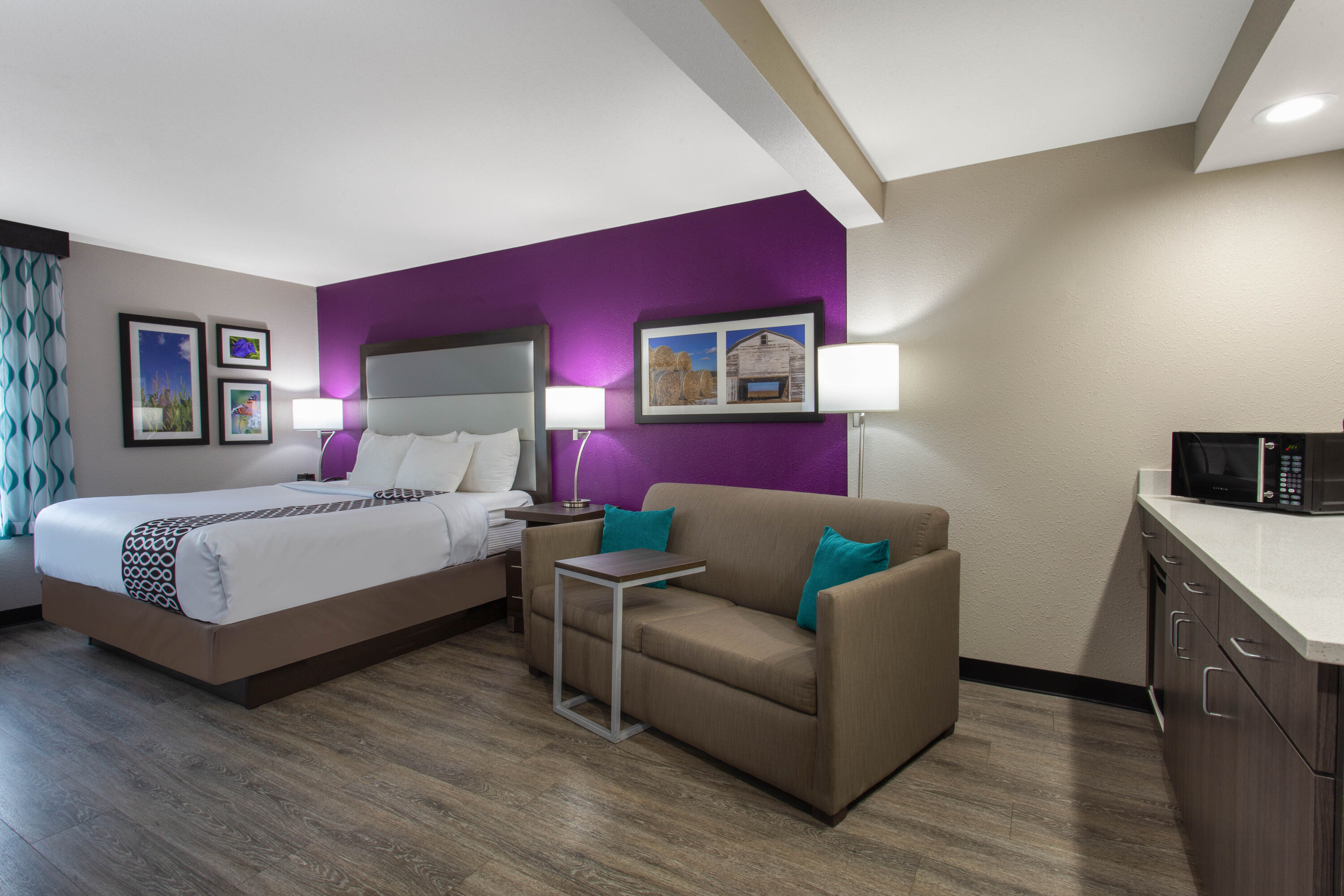 La Quinta Inn & Suites by Wyndham Effingham suite in Effingham, Illinois