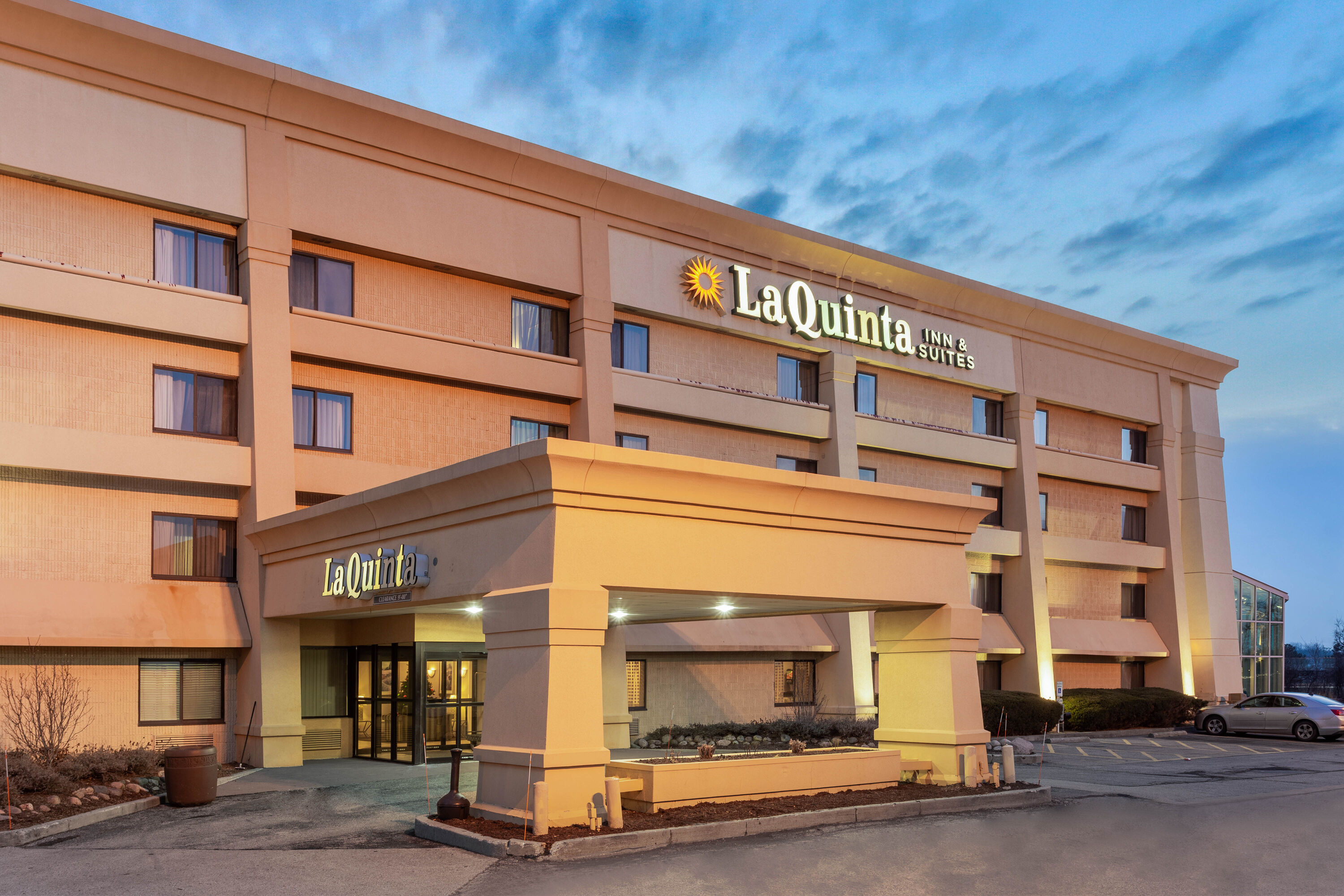 Exterior Dusk Image of La Quinta Inn & Suites by Wyndham Chicago Gurnee hotel in Gurnee, Illinois
