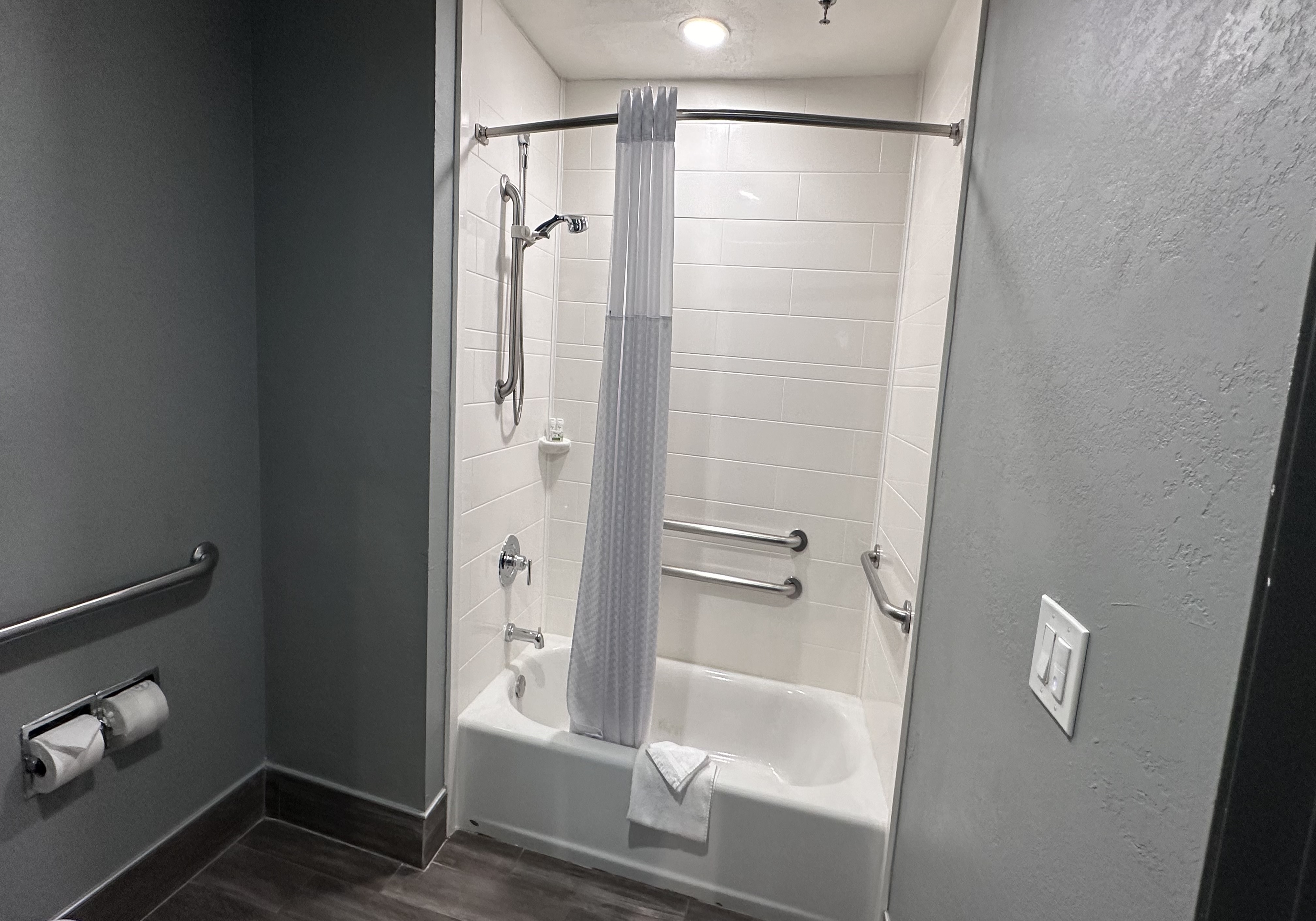 Guest room bath at the La Quinta Inn & Suites by Wyndham Chicago Gurnee in Gurnee, Illinois