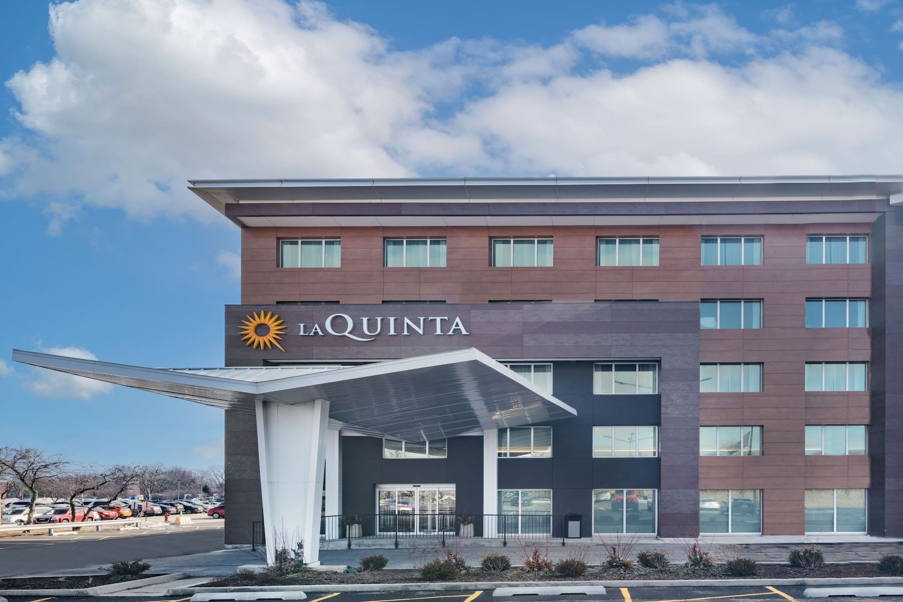 Exterior Day Image of La Quinta by Wyndham Chicago O'Hare Airport hotel in Rosemont, Illinois