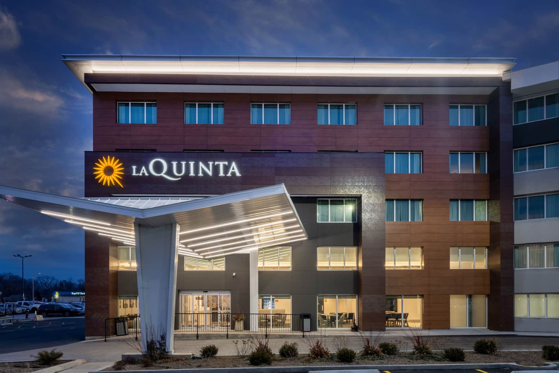 Exterior Dusk Image of La Quinta by Wyndham Chicago O'Hare Airport hotel in Rosemont, Illinois