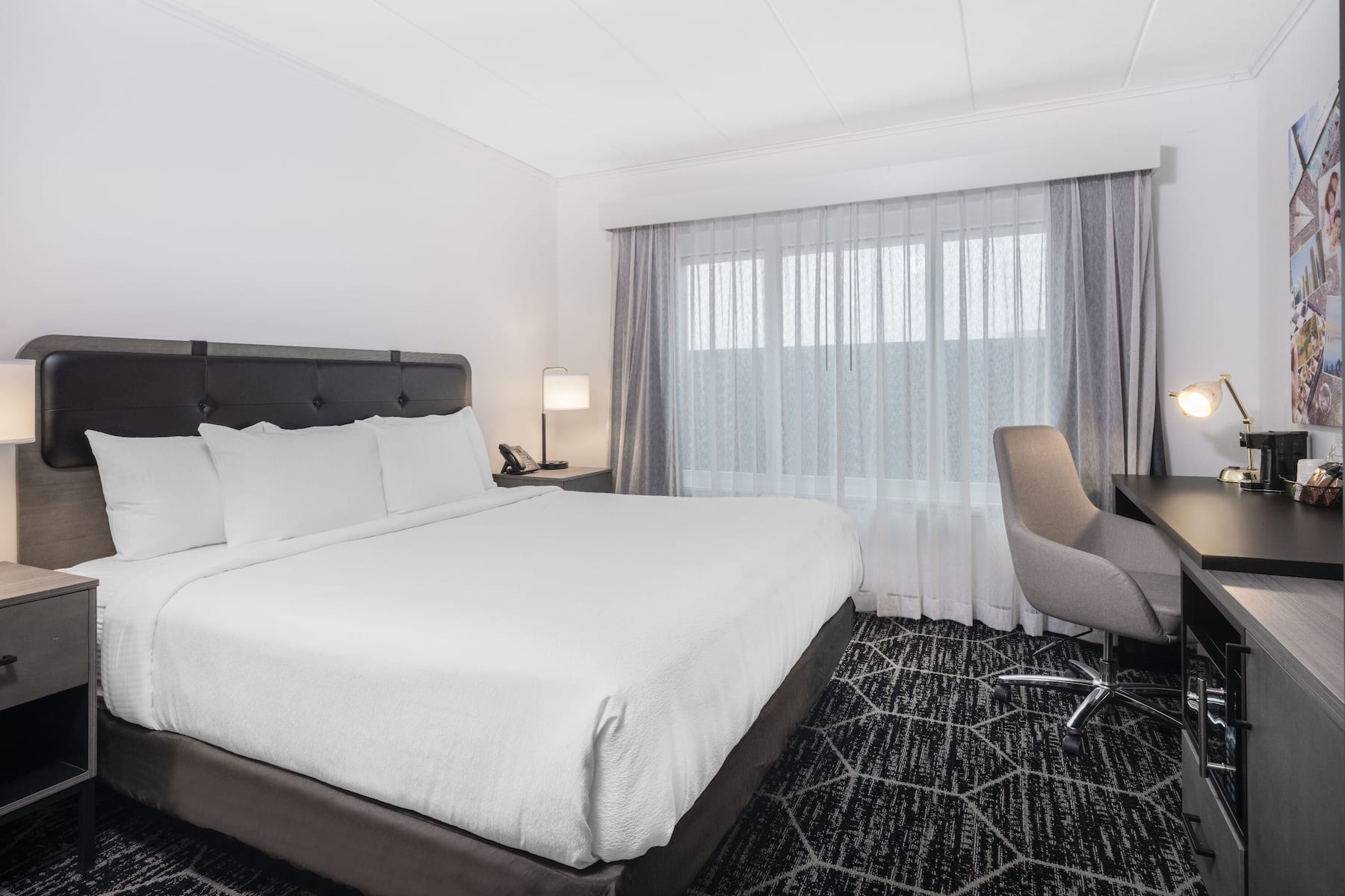Guest room at the La Quinta by Wyndham Chicago O'Hare Airport in Rosemont, Illinois