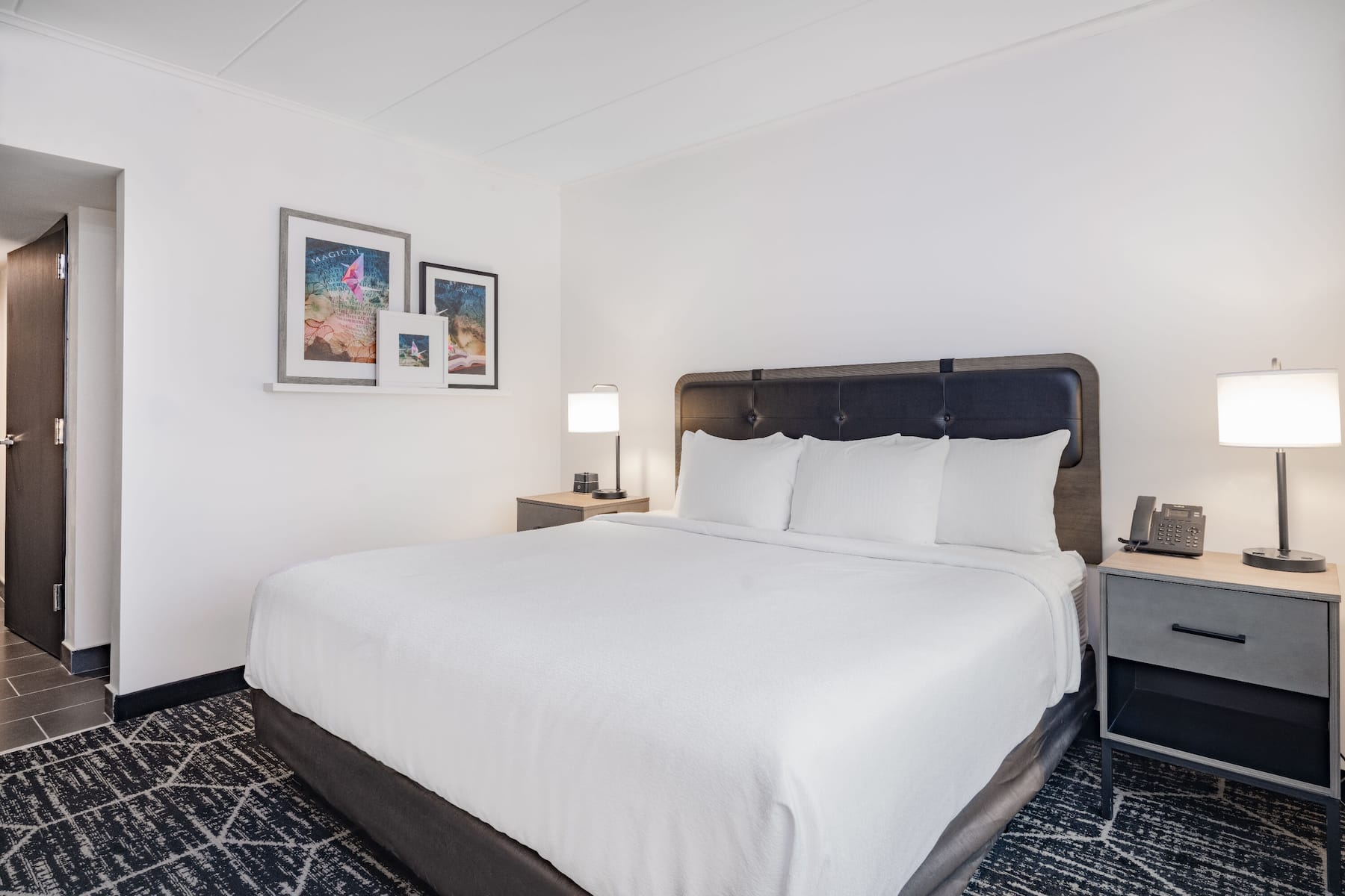 Guest room at the La Quinta by Wyndham Chicago O'Hare Airport in Rosemont, Illinois