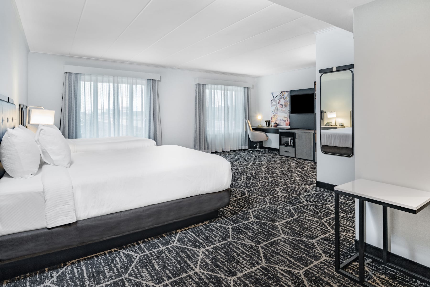 Guest room at the La Quinta by Wyndham Chicago O'Hare Airport in Rosemont, Illinois