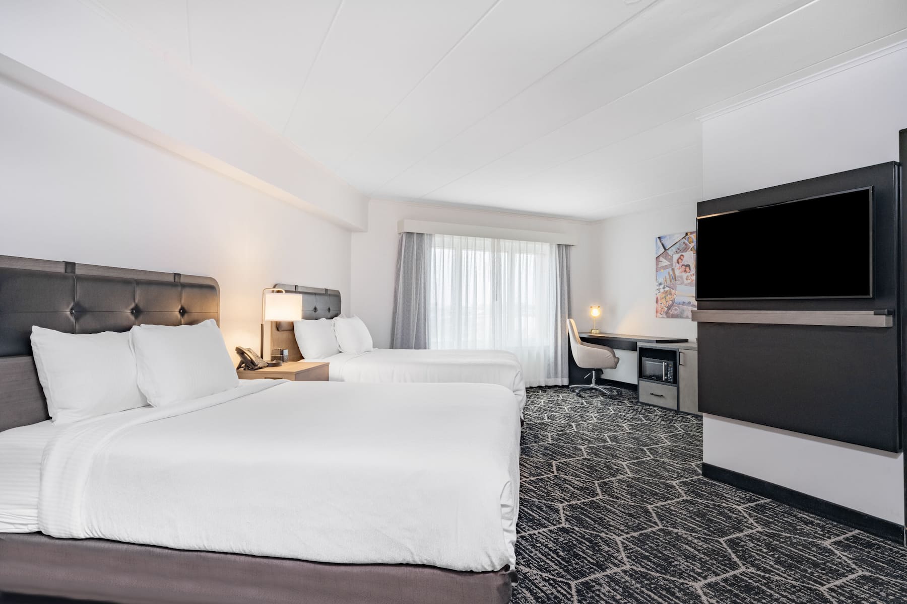 Guest room at the La Quinta by Wyndham Chicago O'Hare Airport in Rosemont, Illinois