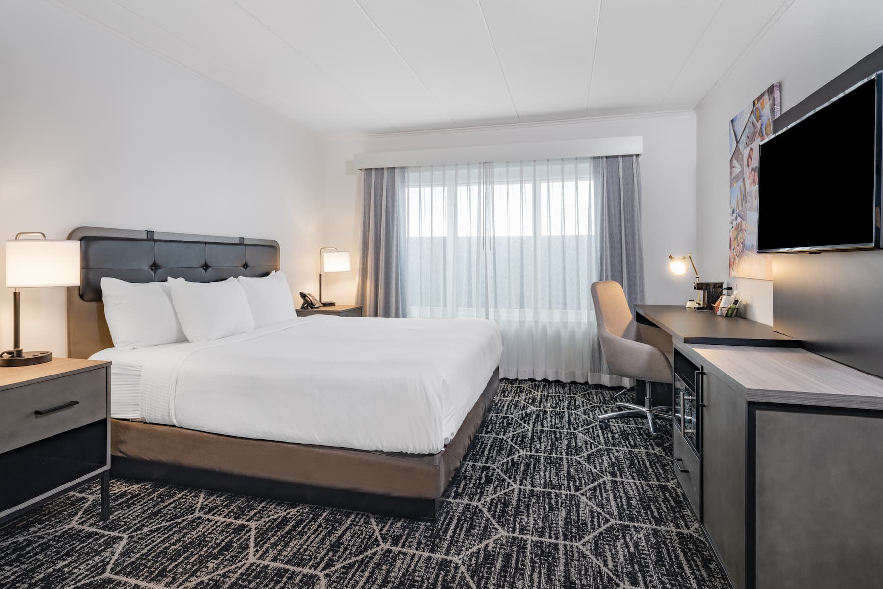Guest room at the La Quinta by Wyndham Chicago O'Hare Airport in Rosemont, Illinois
