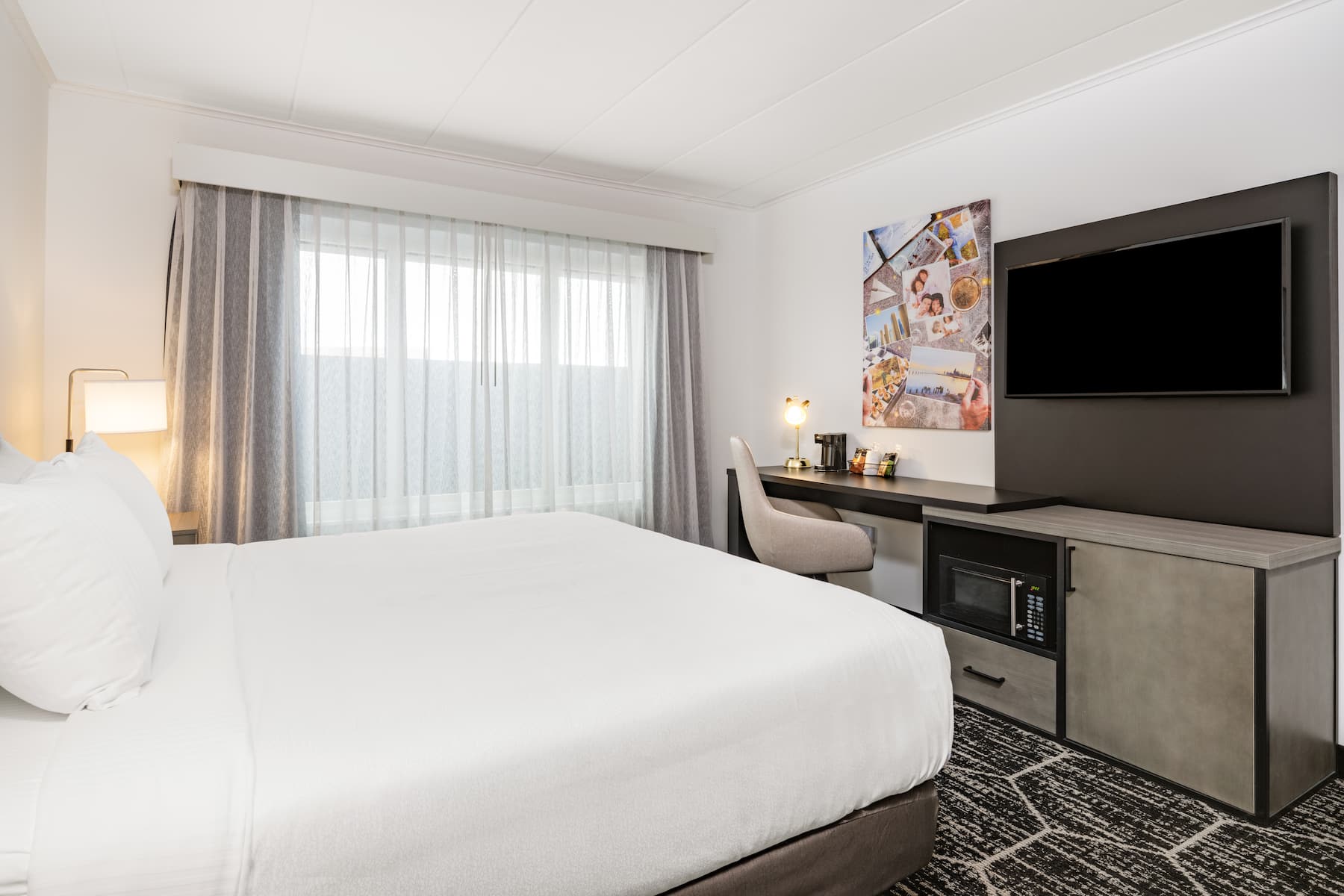 Guest room at the La Quinta by Wyndham Chicago O'Hare Airport in Rosemont, Illinois