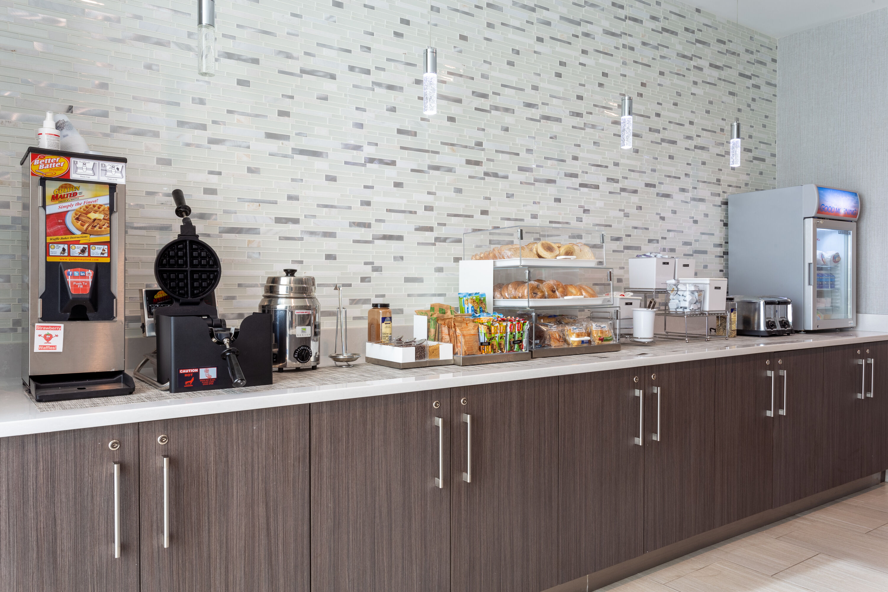 La Quinta Inn & Suites by Wyndham Shorewood restaurant breakfast area close up in Shorewood, Illinois