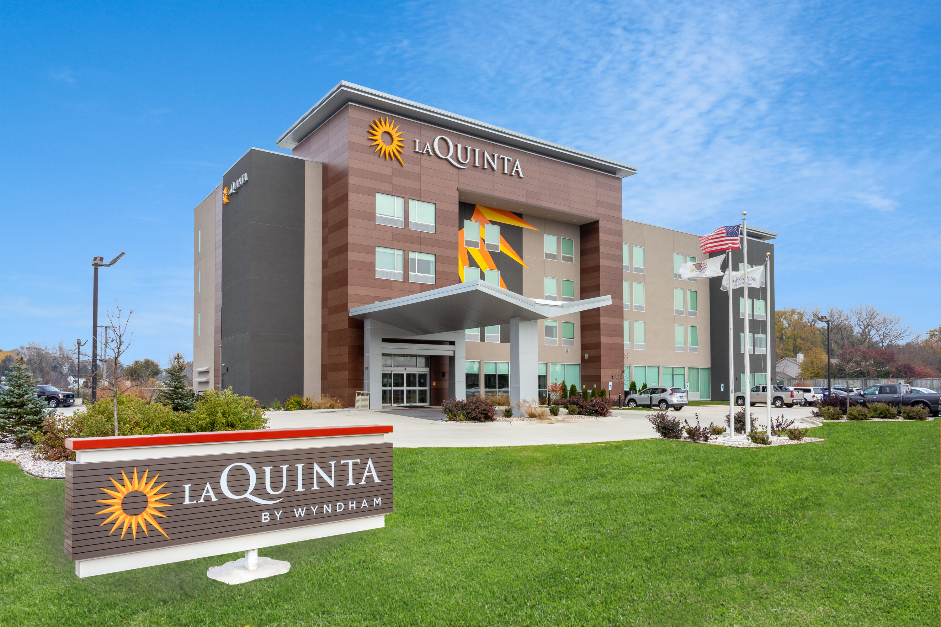 Exterior Day Image of La Quinta Inn & Suites by Wyndham Shorewood hotel in Shorewood, Illinois