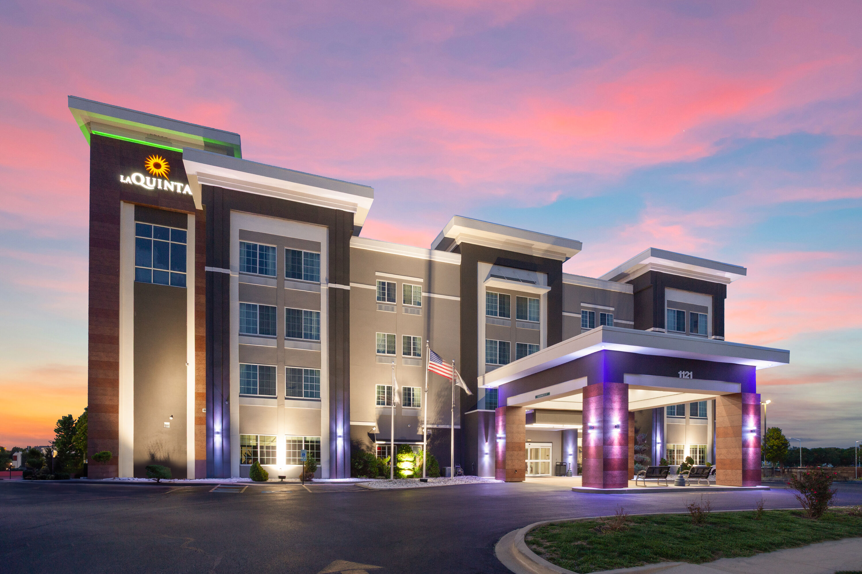 Exterior Dusk Image of La Quinta Inn & Suites by Wyndham Springfield IL hotel in Springfield, Illinois