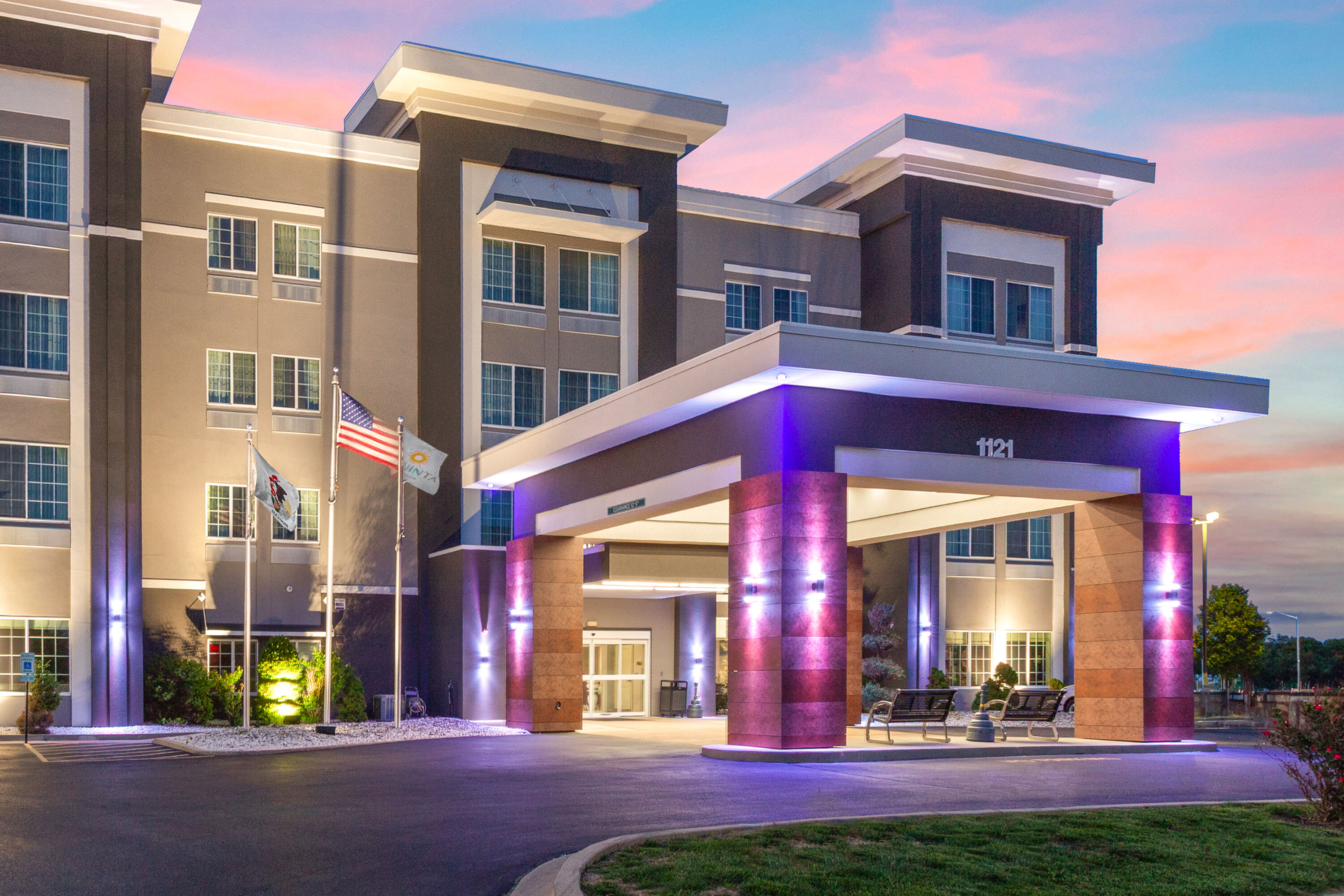 Exterior Dusk Image of La Quinta Inn & Suites by Wyndham Springfield IL hotel in Springfield, Illinois