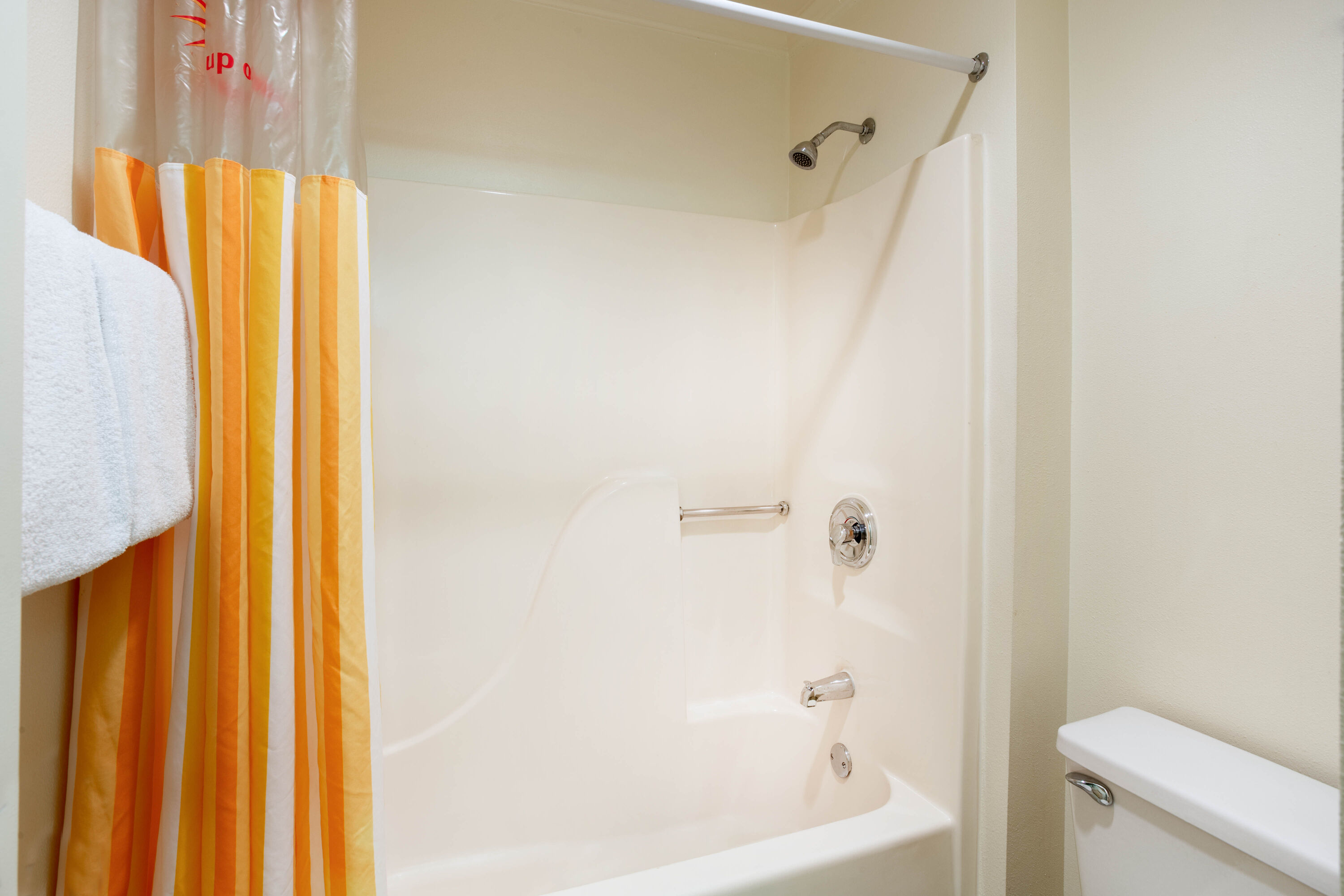 Guest room bath at the La Quinta Inn by Wyndham Chicago Willowbrook in Willowbrook, Illinois