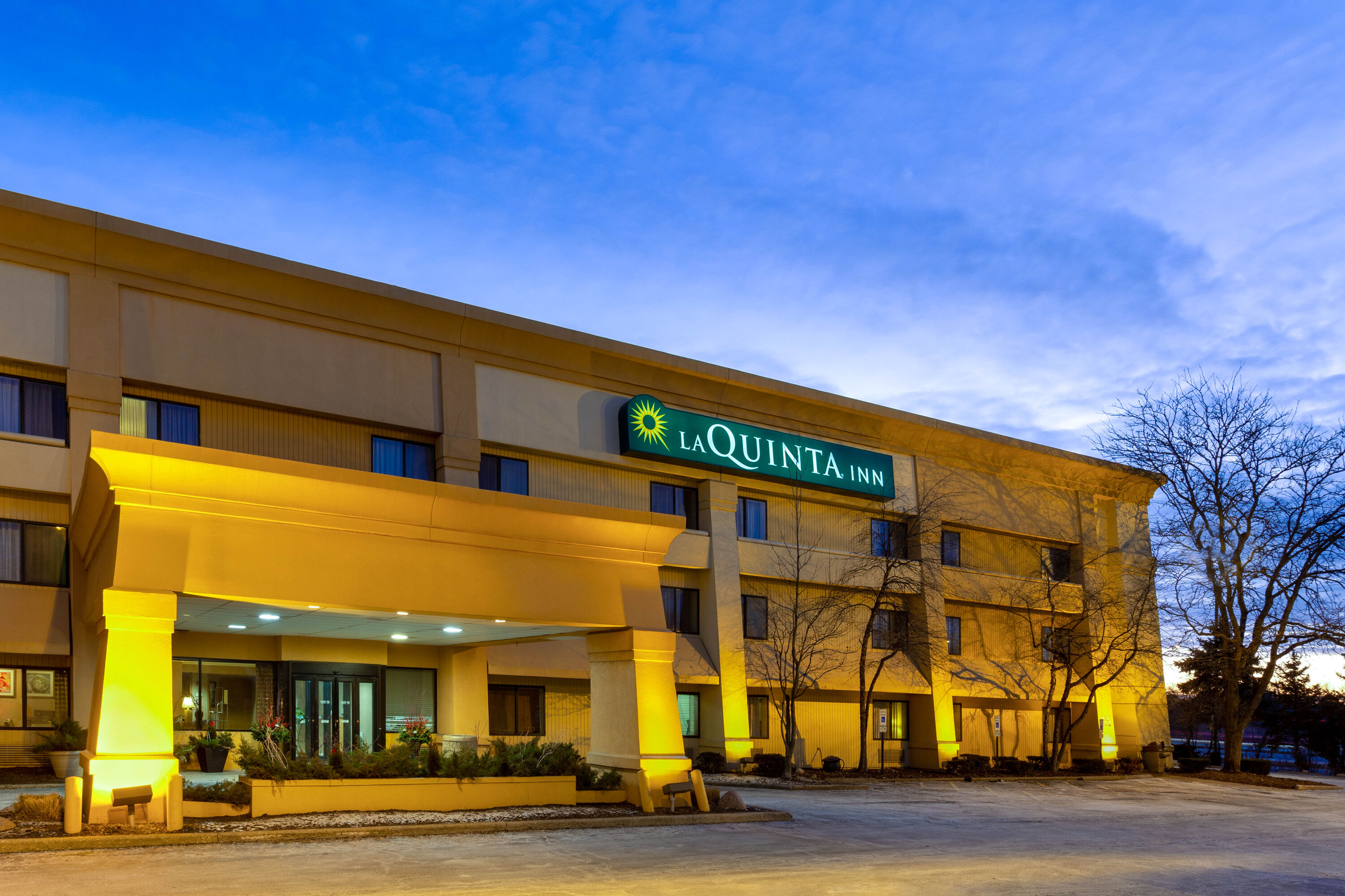 Exterior Dusk Image of La Quinta Inn by Wyndham Chicago Willowbrook hotel in Willowbrook, Illinois