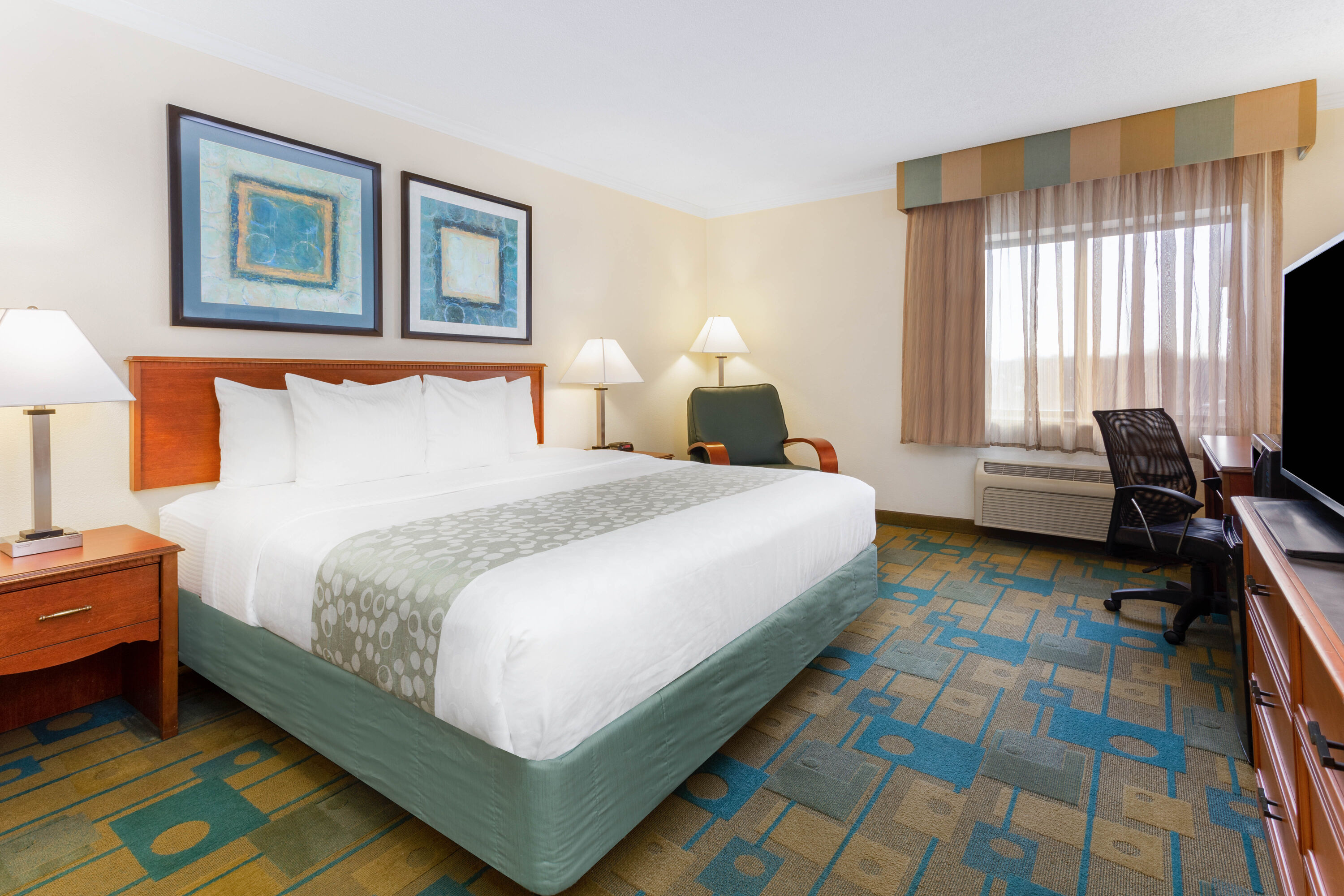 Guest room at the La Quinta Inn by Wyndham Chicago Willowbrook in Willowbrook, Illinois