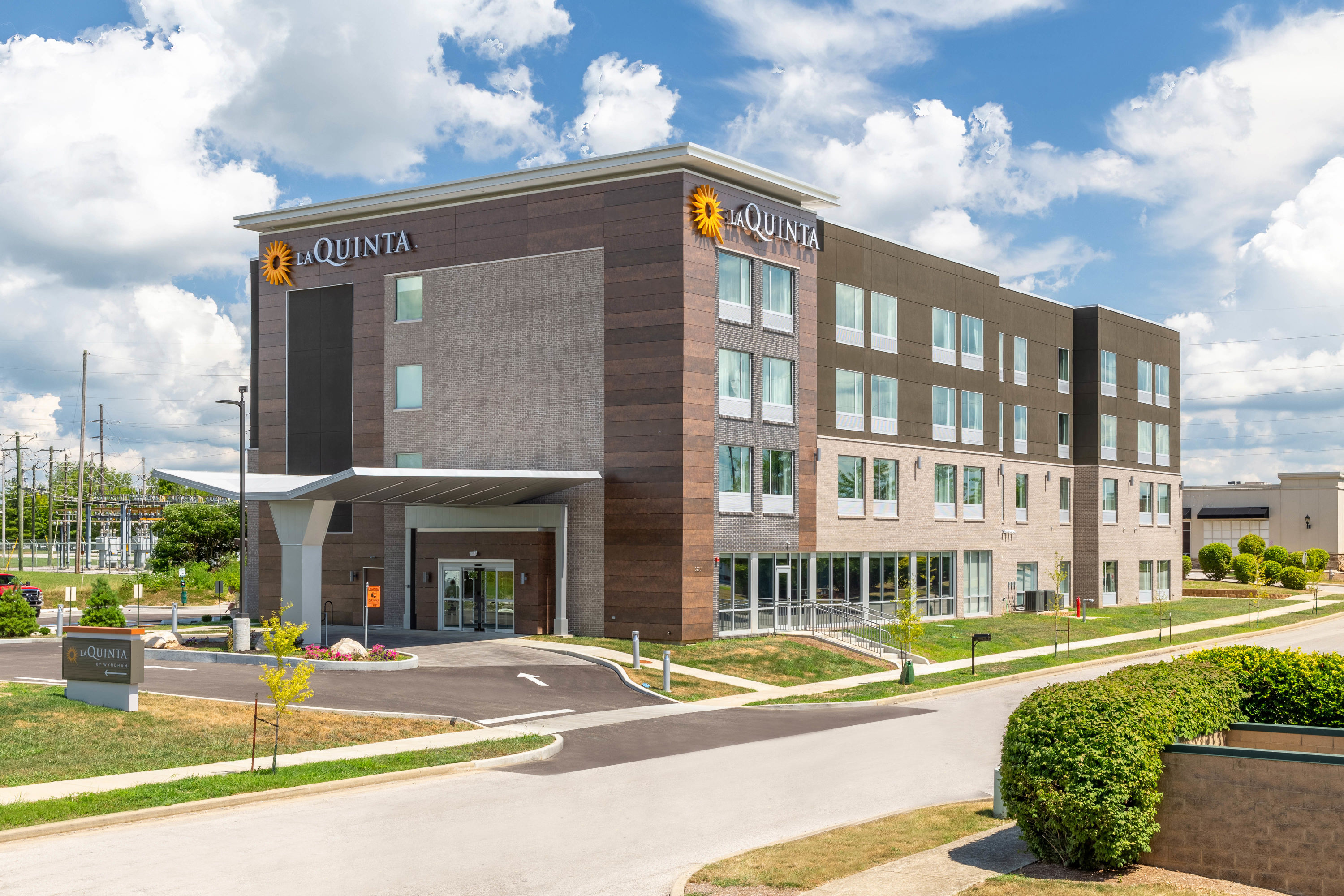 La Quinta Inn Suites By Wyndham Bloomington Bloomington In Hotels
