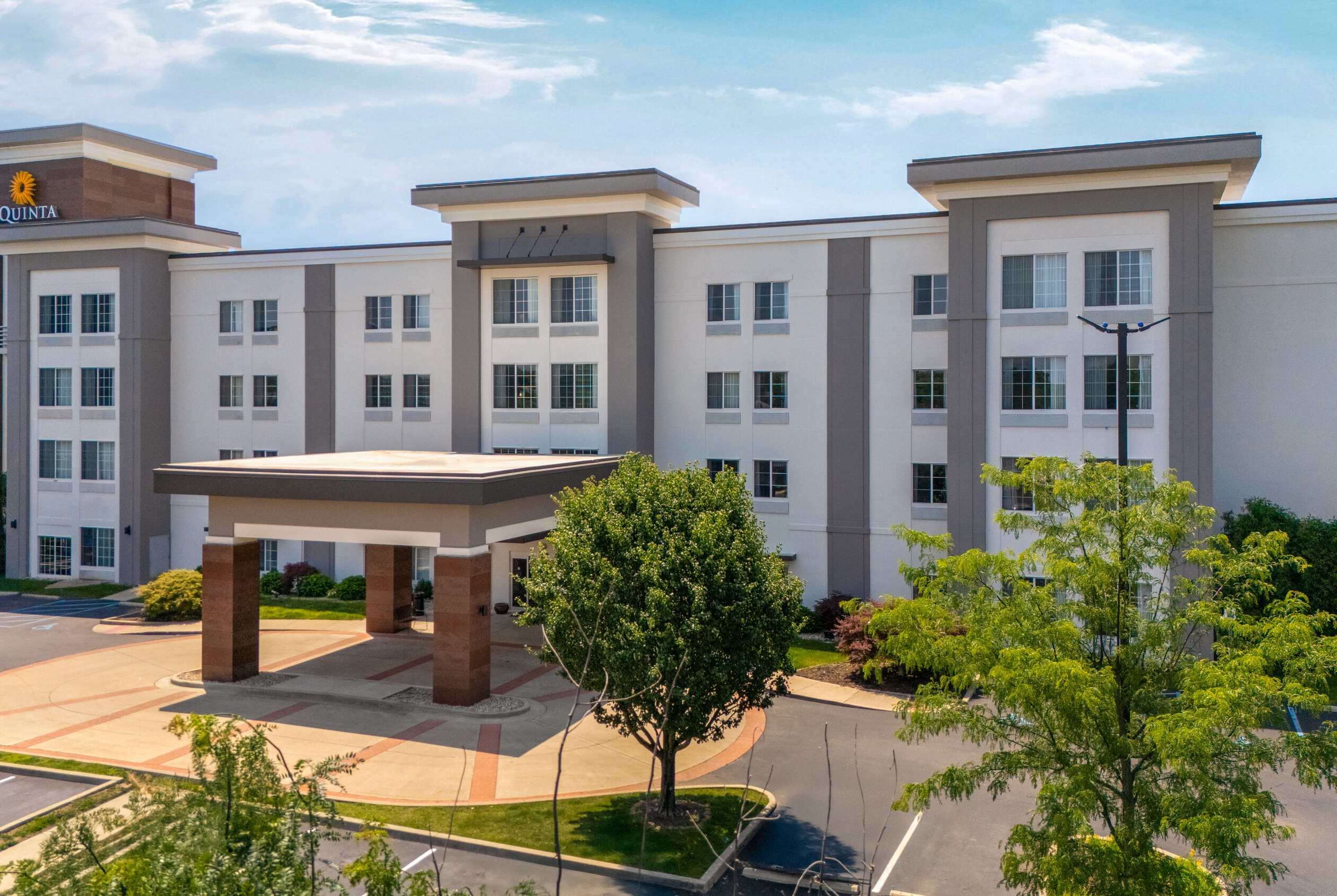 Exterior Day Image of La Quinta Inn & Suites by Wyndham Columbus - Edinburgh hotel in Columbus, Indiana