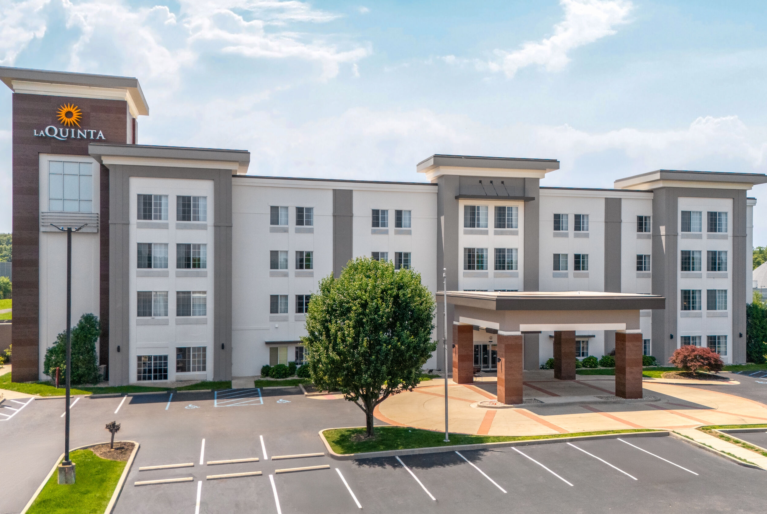 Exterior Day Image of La Quinta Inn & Suites by Wyndham Columbus - Edinburgh hotel in Columbus, Indiana