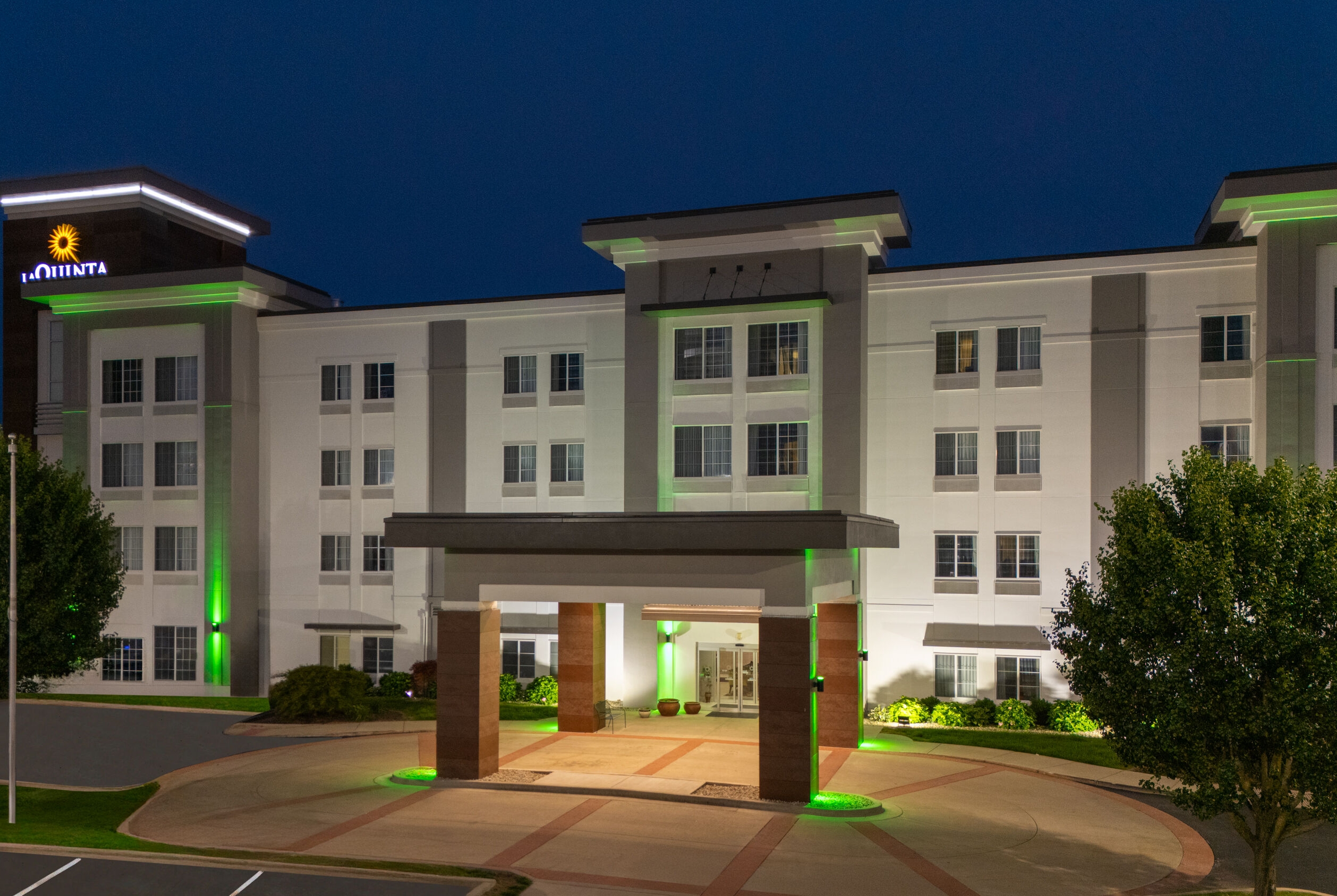 Exterior Dusk Image of La Quinta Inn & Suites by Wyndham Columbus - Edinburgh hotel in Columbus, Indiana